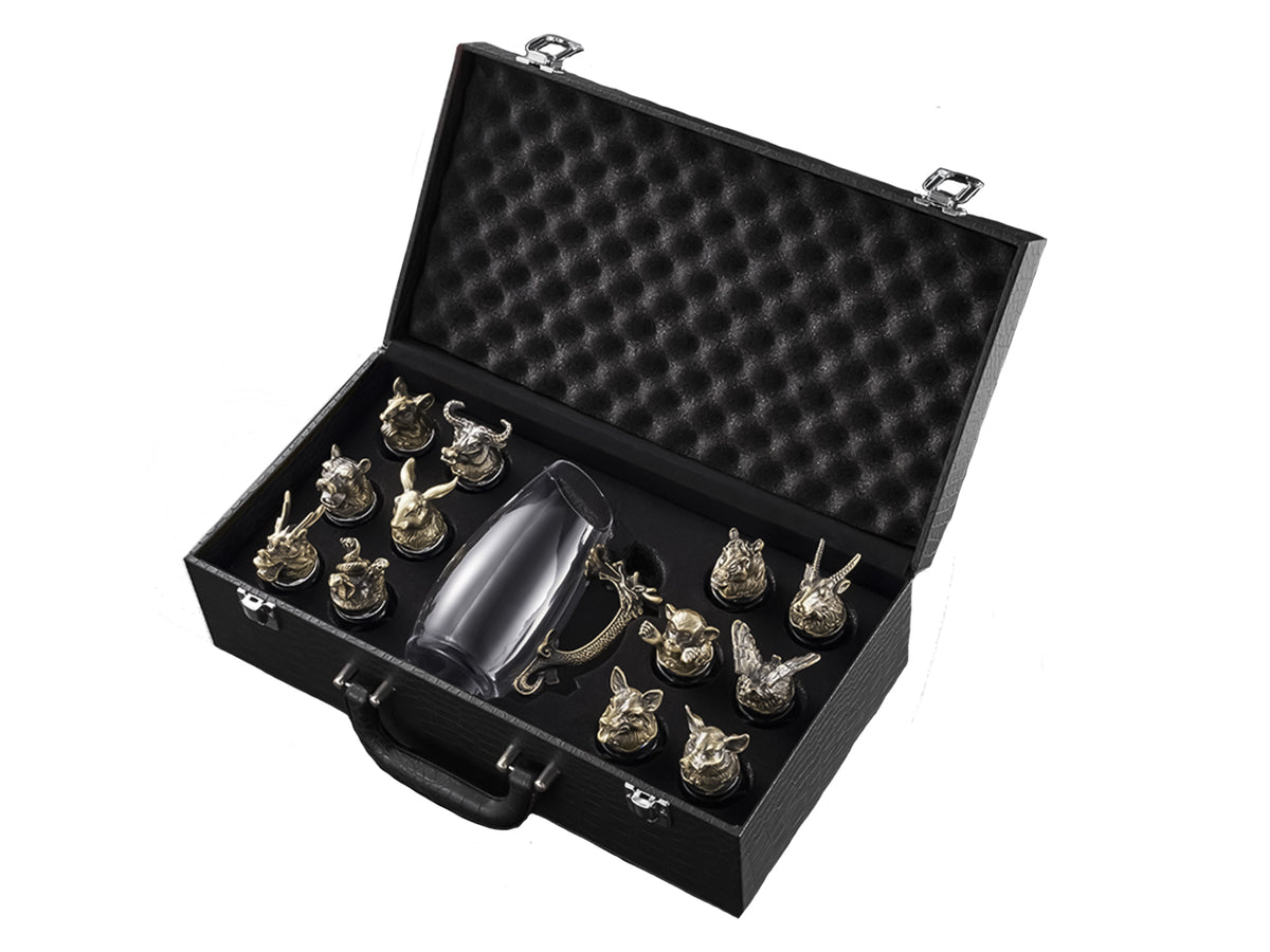 Set med 12 snapsglas à 25ml + karaff 250ml, med möjlighet till personlig gravyr