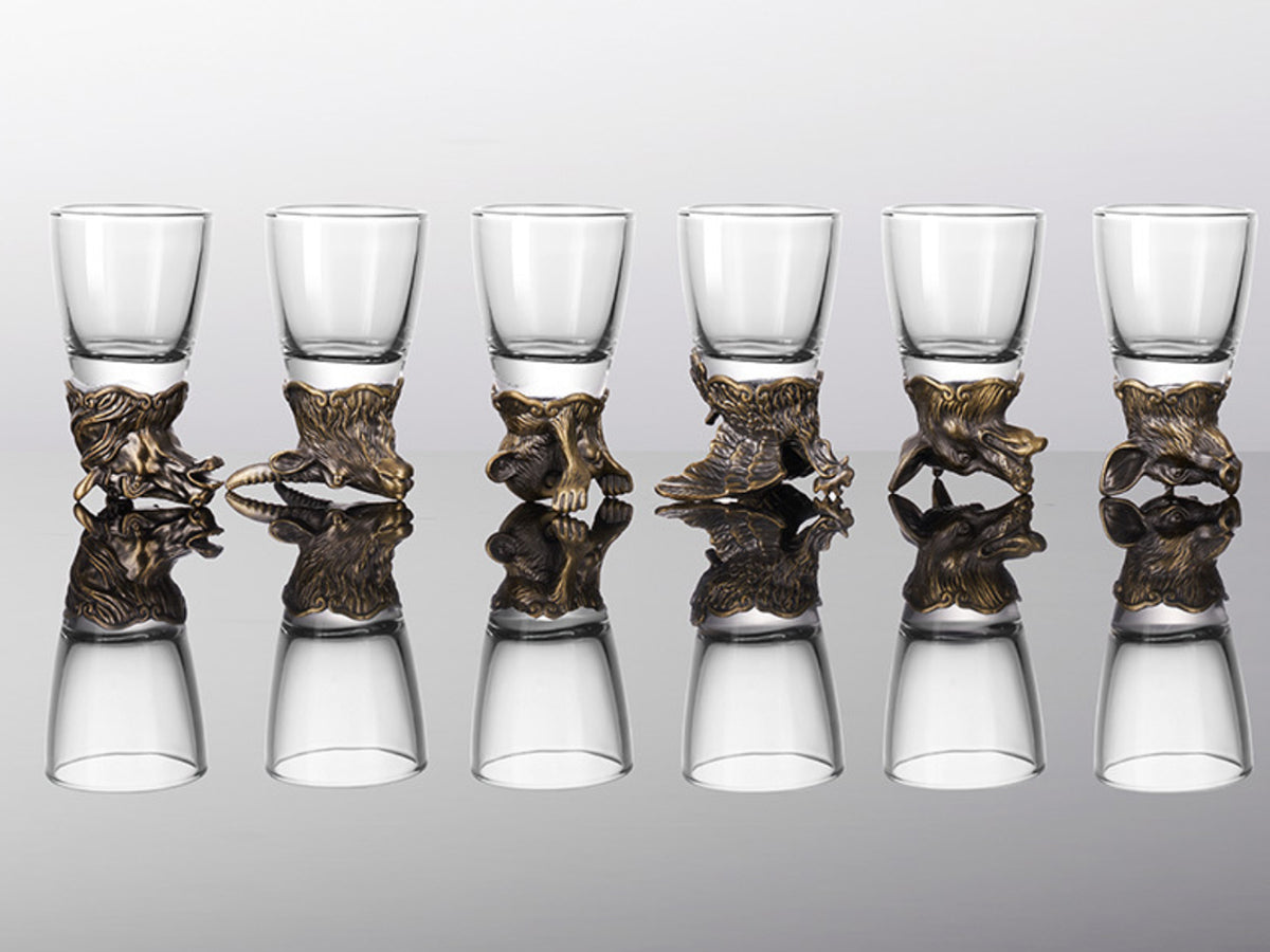 Set med 12 snapsglas à 25ml + karaff 250ml, med möjlighet till personlig gravyr
