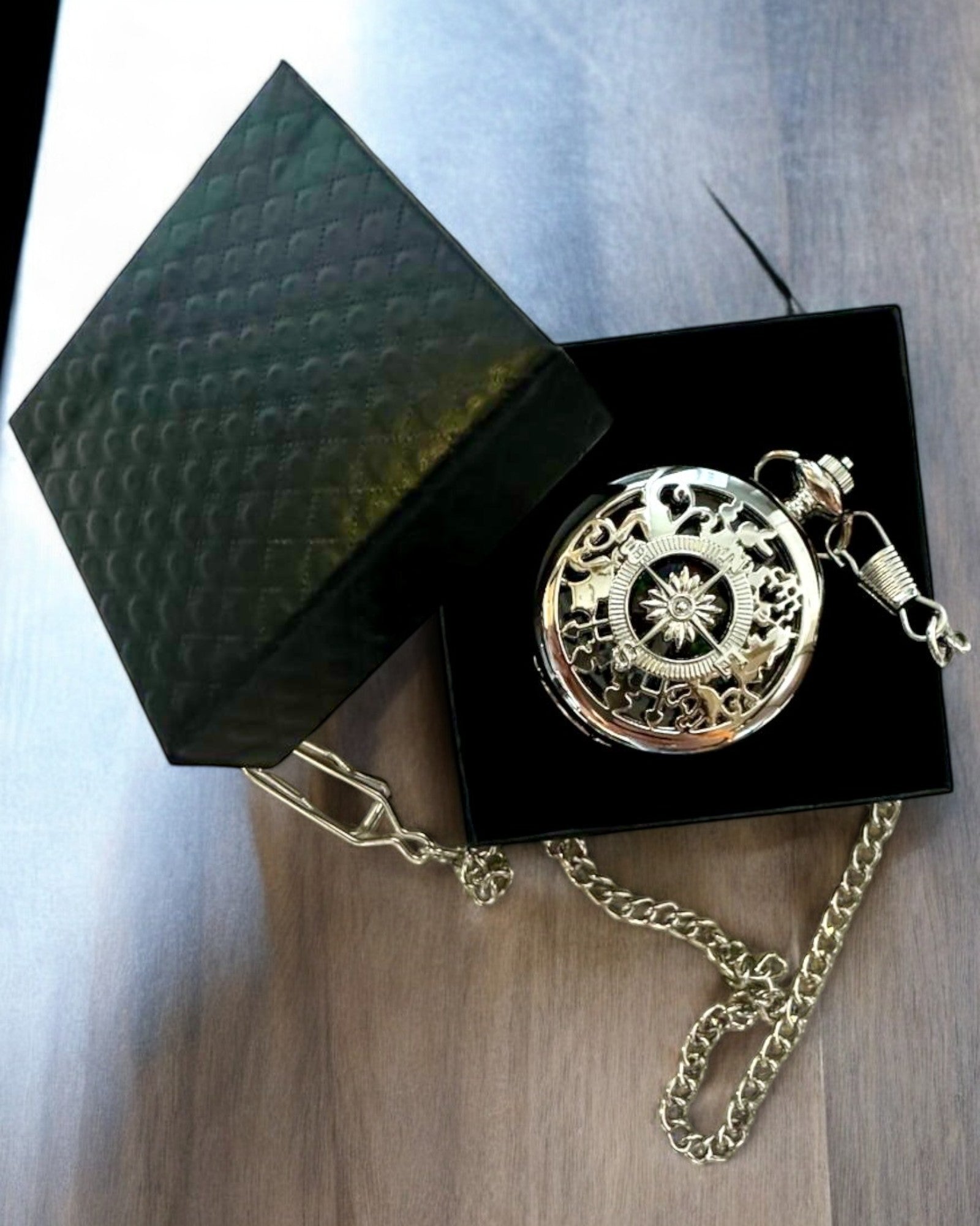 Fickkompass Silverfärgad i Retro Stil med Genombrutet Mönster – Elegant och Praktisk. Gravyr