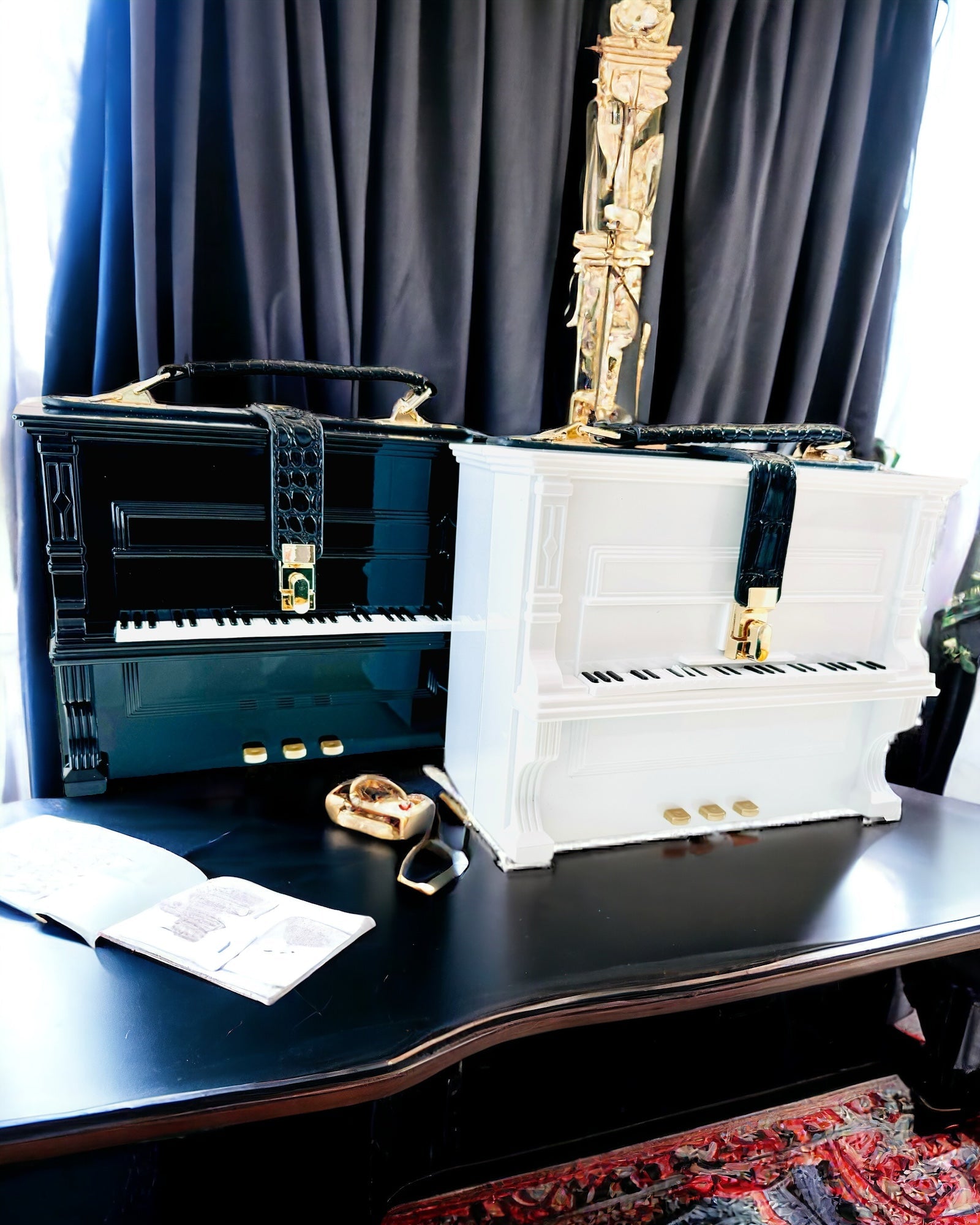 Damväska “Elegancki Fortepian” i Svart och Vitt