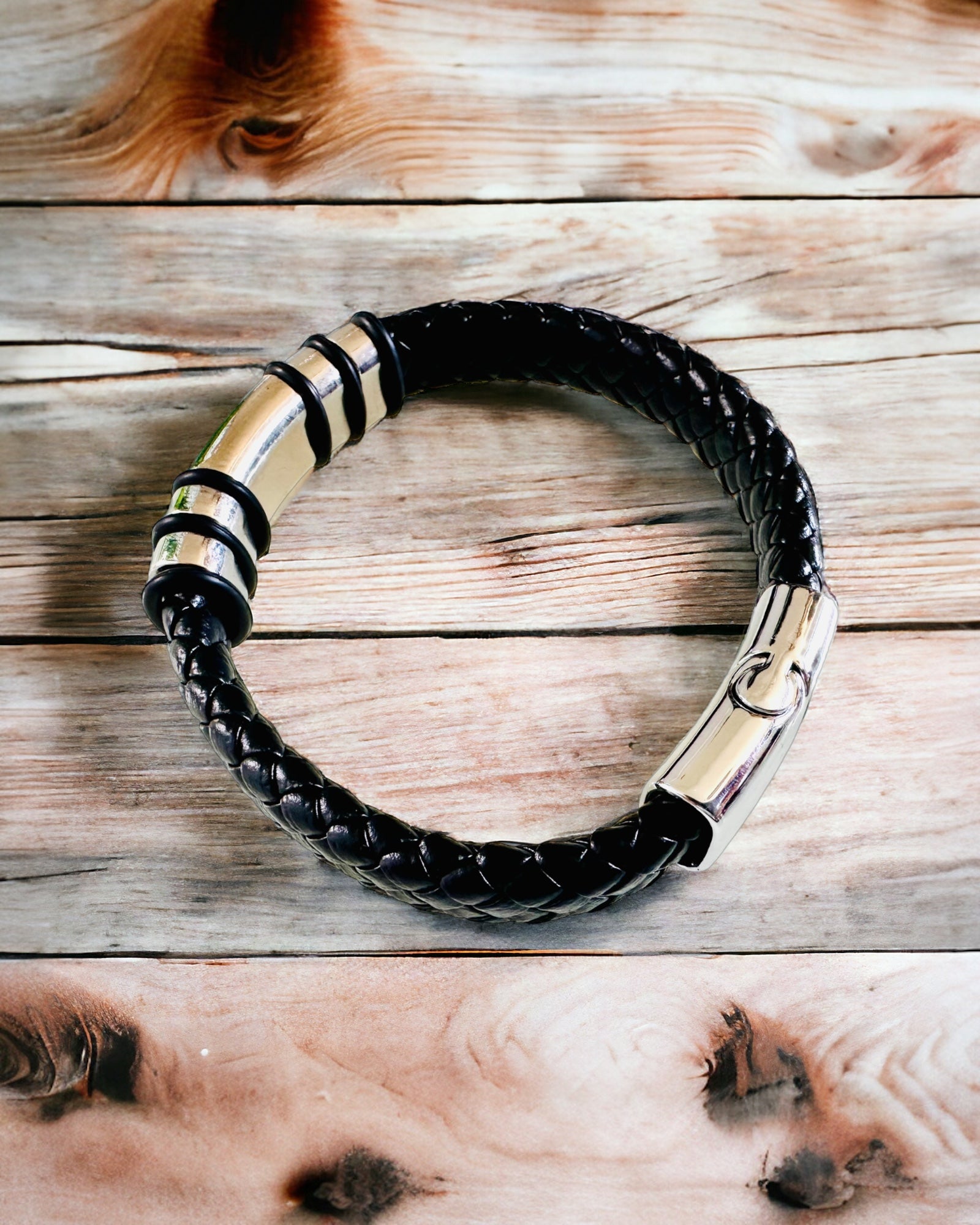 Modigt Hip Hop Armband för Män med Anpassad Gravyr och Magnetiskt Lås – Välj Stil med Silver- eller Gulddetaljer, 22cm PU-läder