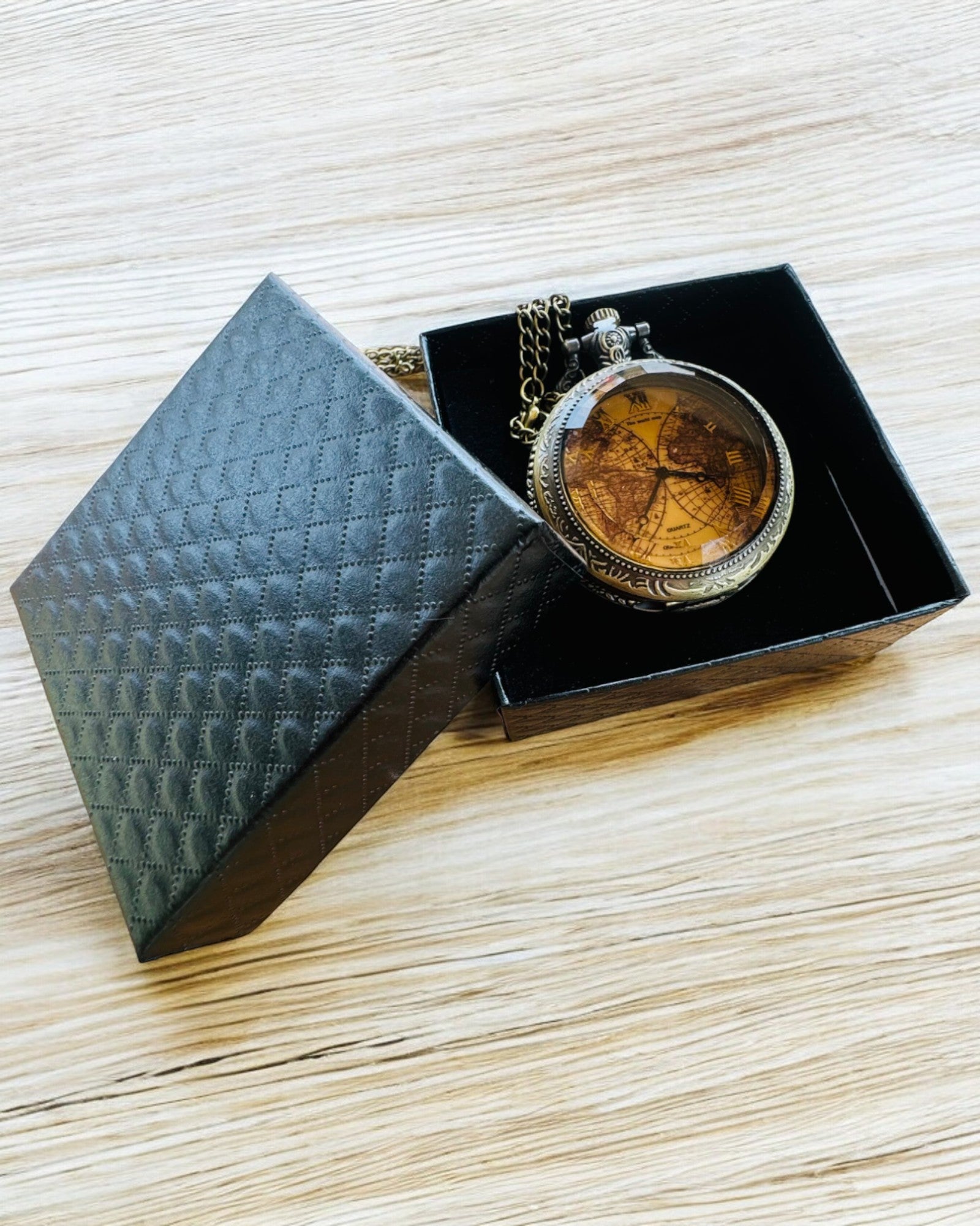 Klassisk Kvarts Fickur med Världskarta – Hänge med Kedja i Vintage-stil för Henne och Honom, gravyr