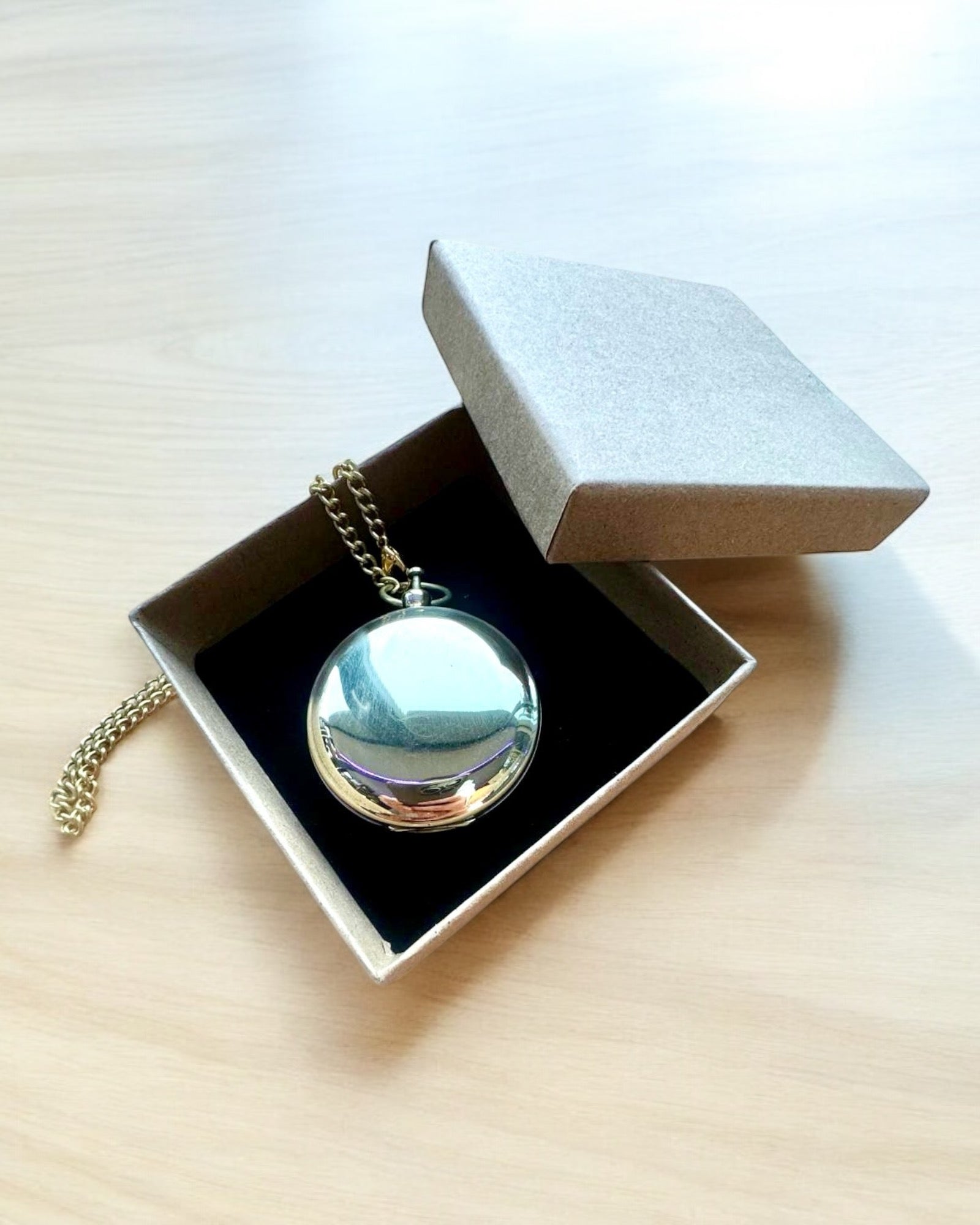 Kompass i gyllene färg Äventyr – Elegant Upptäcktsnavigator