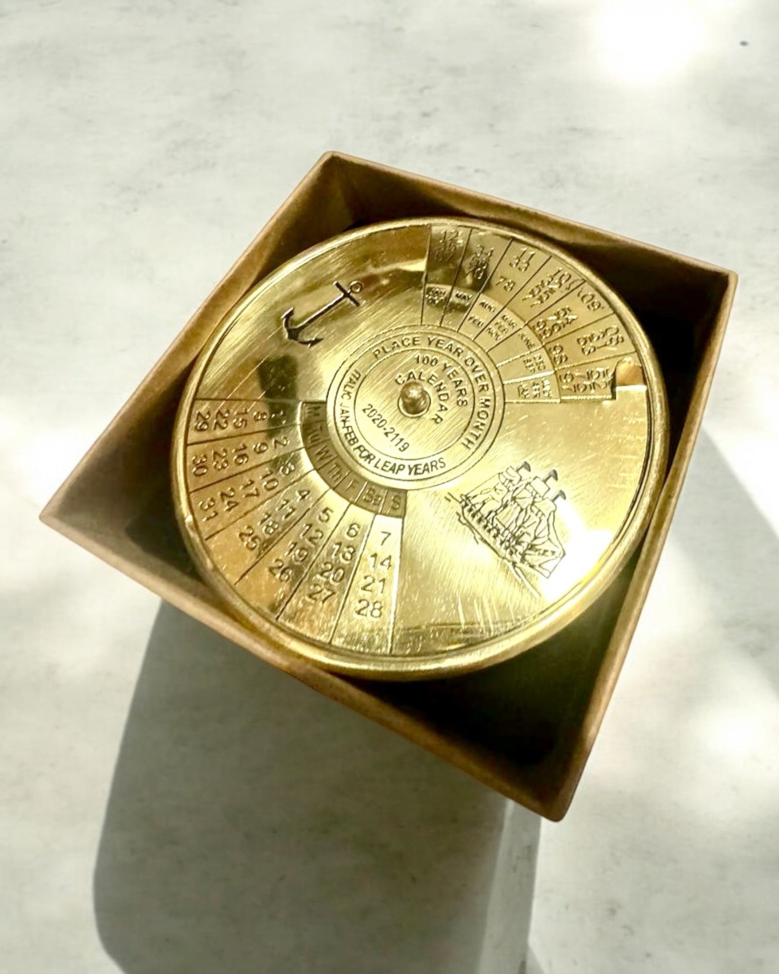 Evighetskalender Havssegling – Mässingskalender 100 år – möjlighet till gravyr som gåva