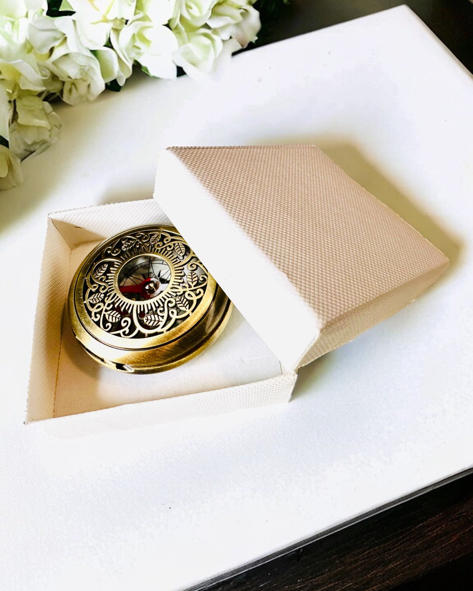 Vintage Navigationskompass med Genombrutet Mönster – brun-guld färg