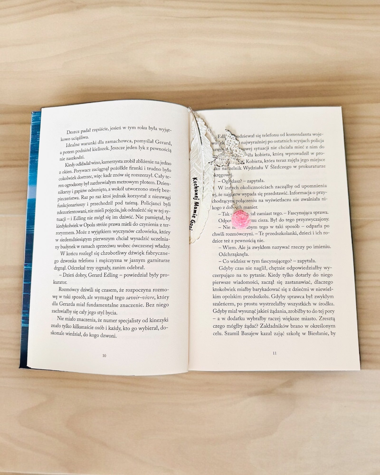 Kreativ Bokmärke i Retro Stil med Fjäder- och Fjärilsmotiv – Elegant Reklampresent, Färg Silver/Blå