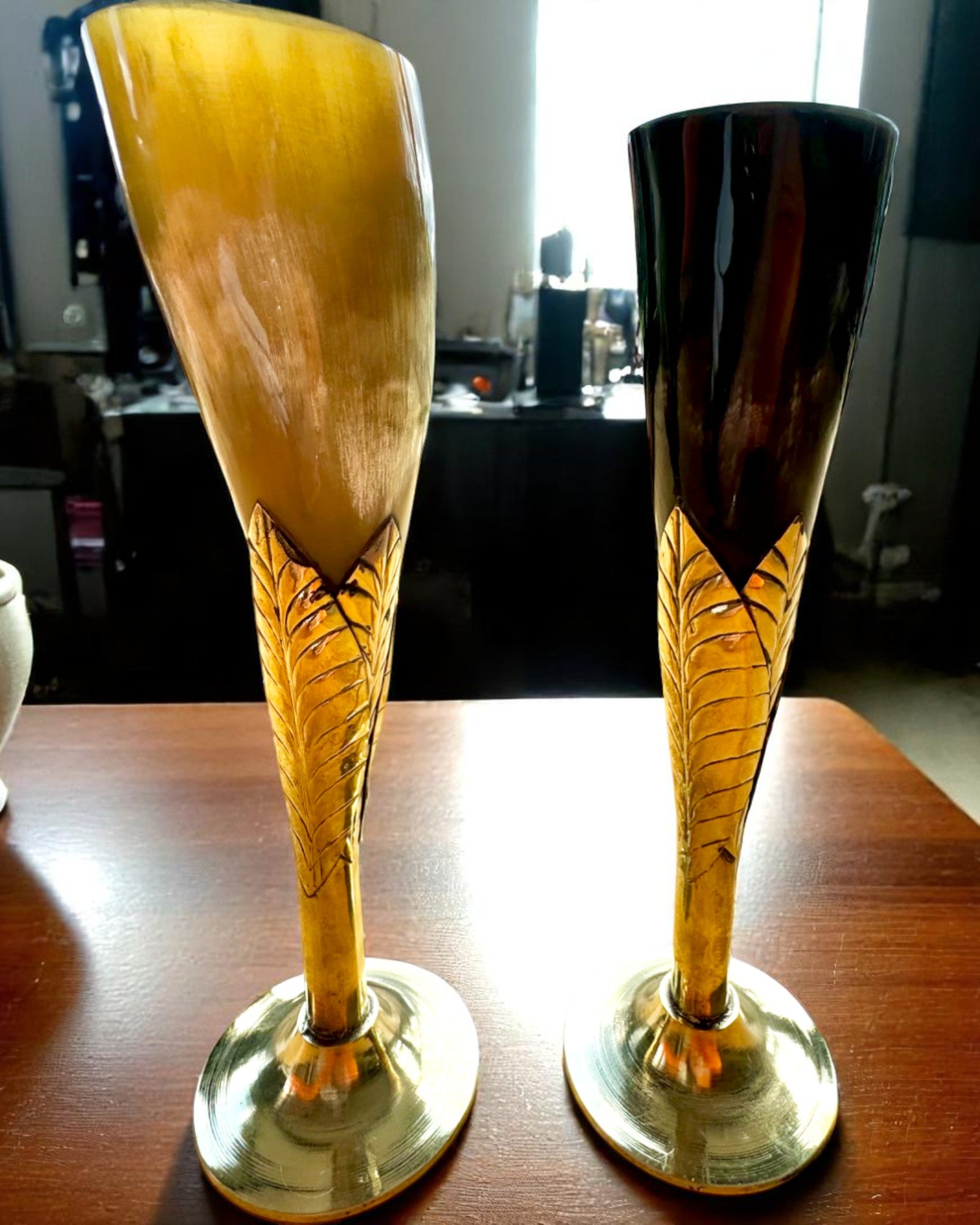 Glas ”Hantverkets Ande” av buffelhorn och mässing – handgjord i Indien, 22 cm, möjlighet till personlig gravyr som present
