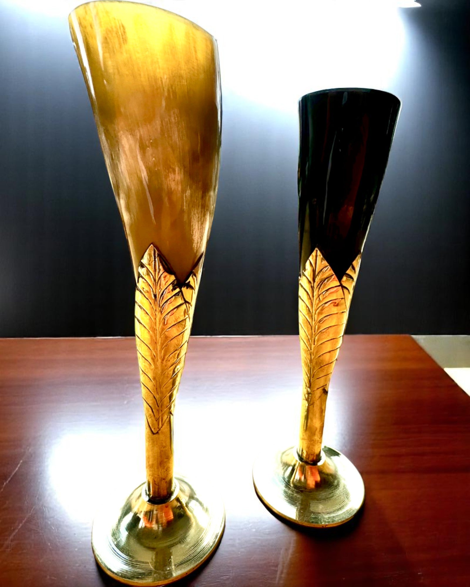Glas ”Hantverkets Ande” av buffelhorn och mässing – handgjord i Indien, 22 cm, möjlighet till personlig gravyr som present
