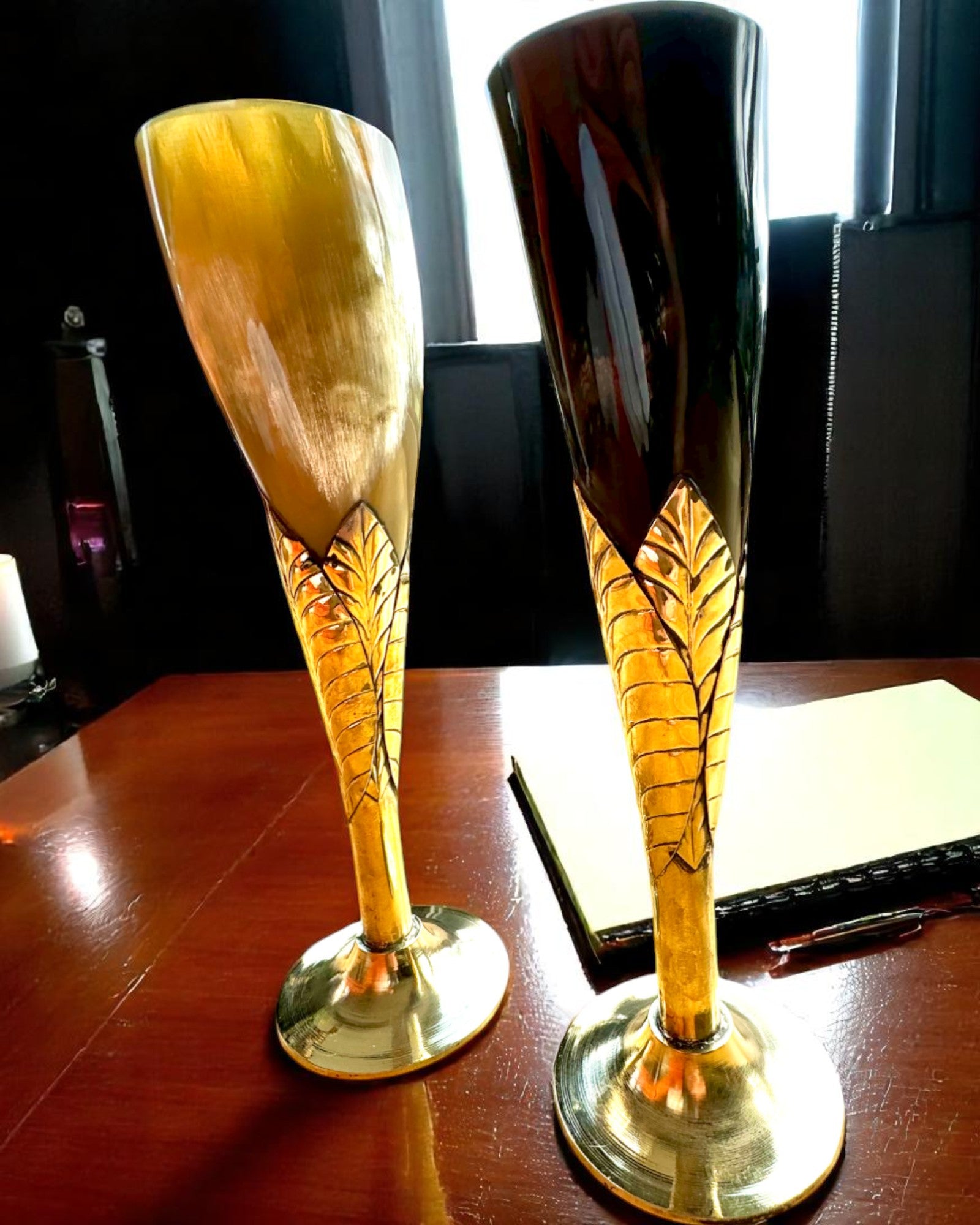 Glas ”Hantverkets Ande” av buffelhorn och mässing – handgjord i Indien, 22 cm, möjlighet till personlig gravyr som present