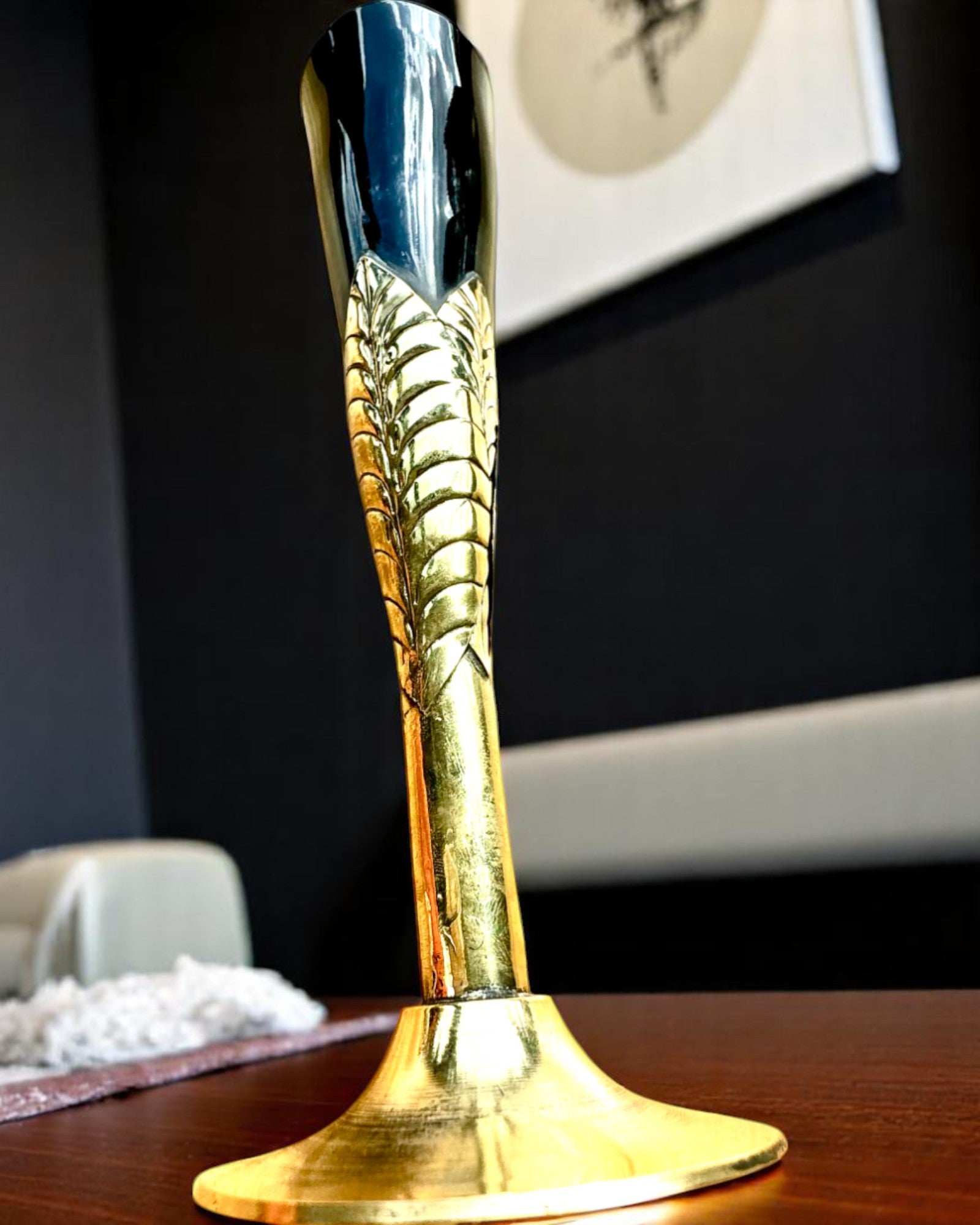 Glas ”Hantverkets Ande” av buffelhorn och mässing – handgjord i Indien, 22 cm, möjlighet till personlig gravyr som present