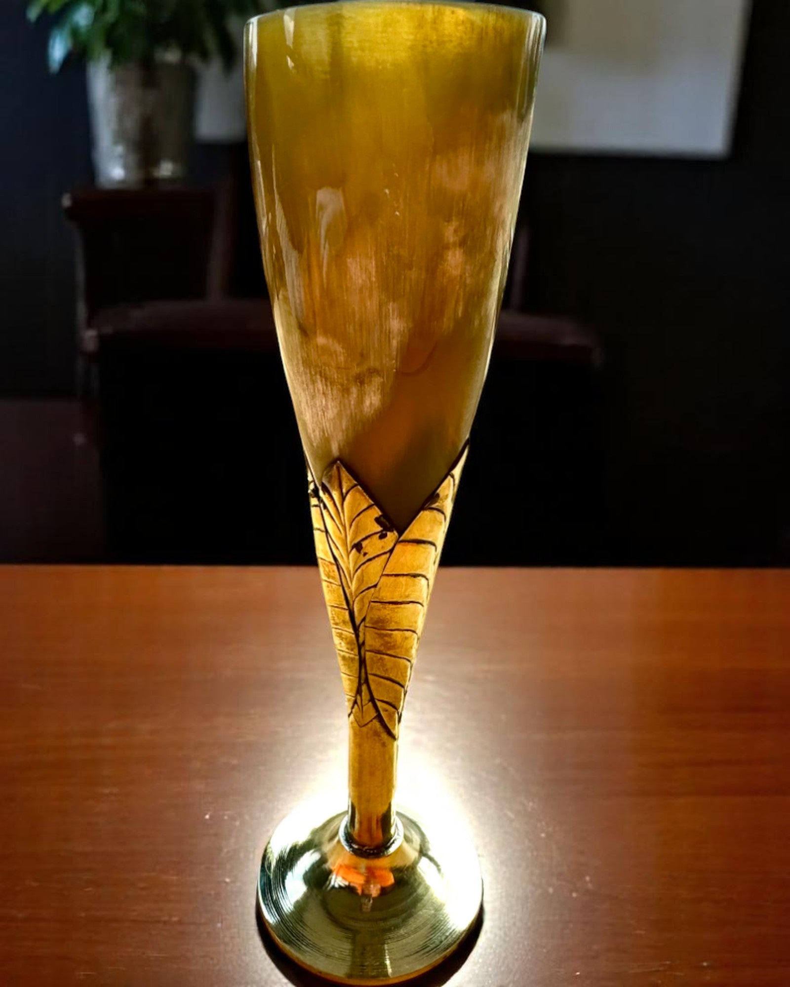 Glas ”Hantverkets Ande” av buffelhorn och mässing – handgjord i Indien, 22 cm, möjlighet till personlig gravyr som present