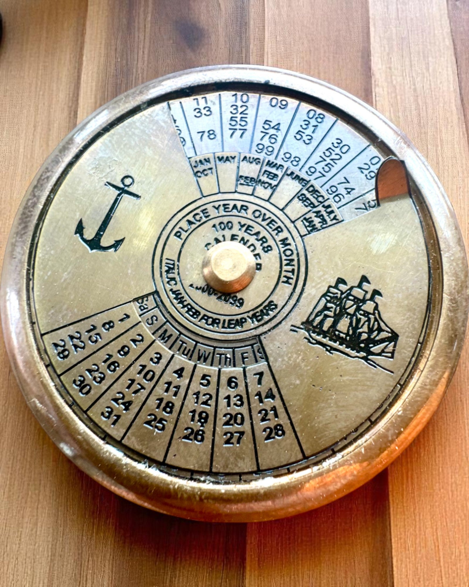 Mini Kapitänskalender "Navigator" – mässingsdekoration med sjöfartens själ, gravyralternativ för present, 5 cm i diameter