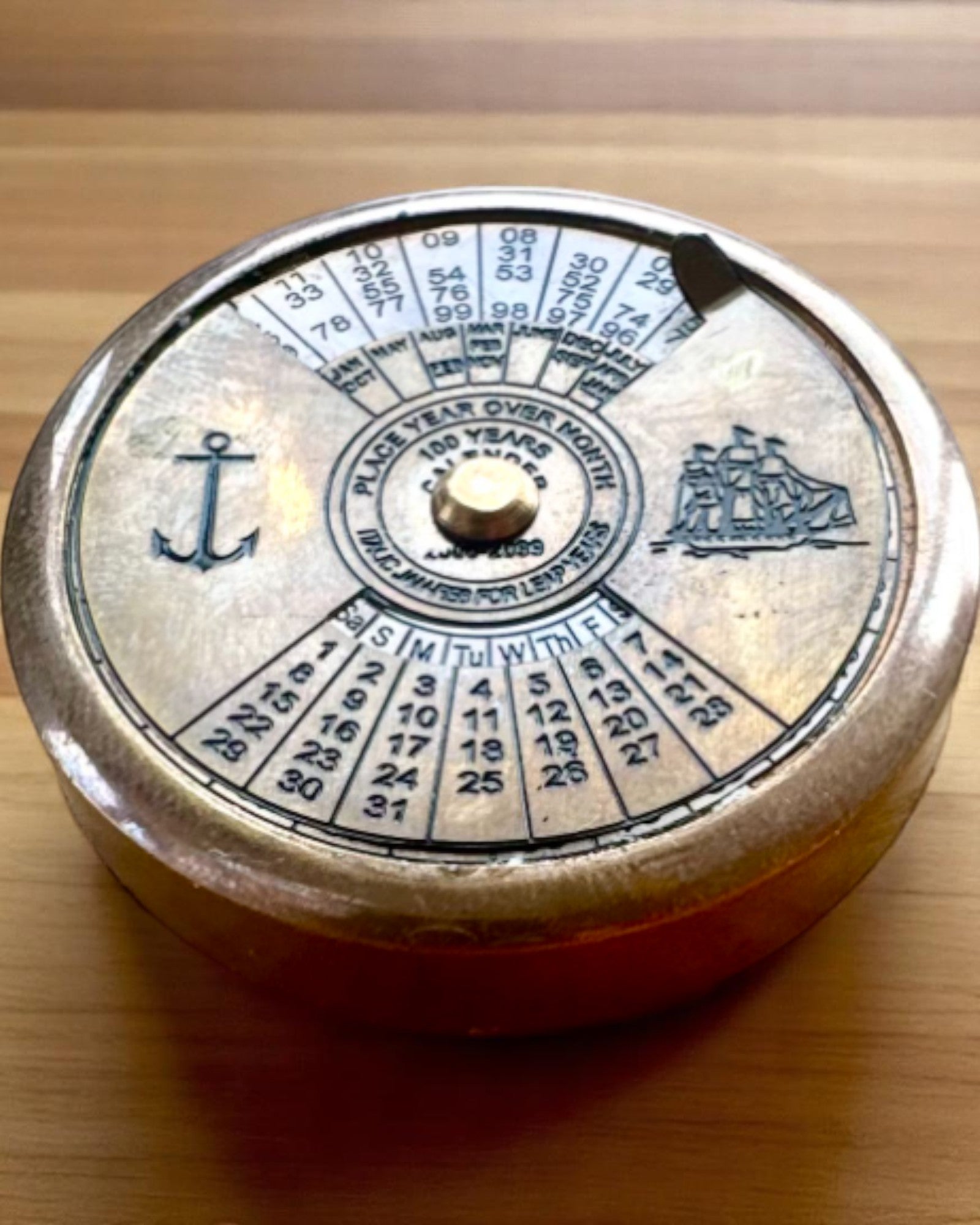 Mini Kapitänskalender "Navigator" – mässingsdekoration med sjöfartens själ, gravyralternativ för present, 5 cm i diameter