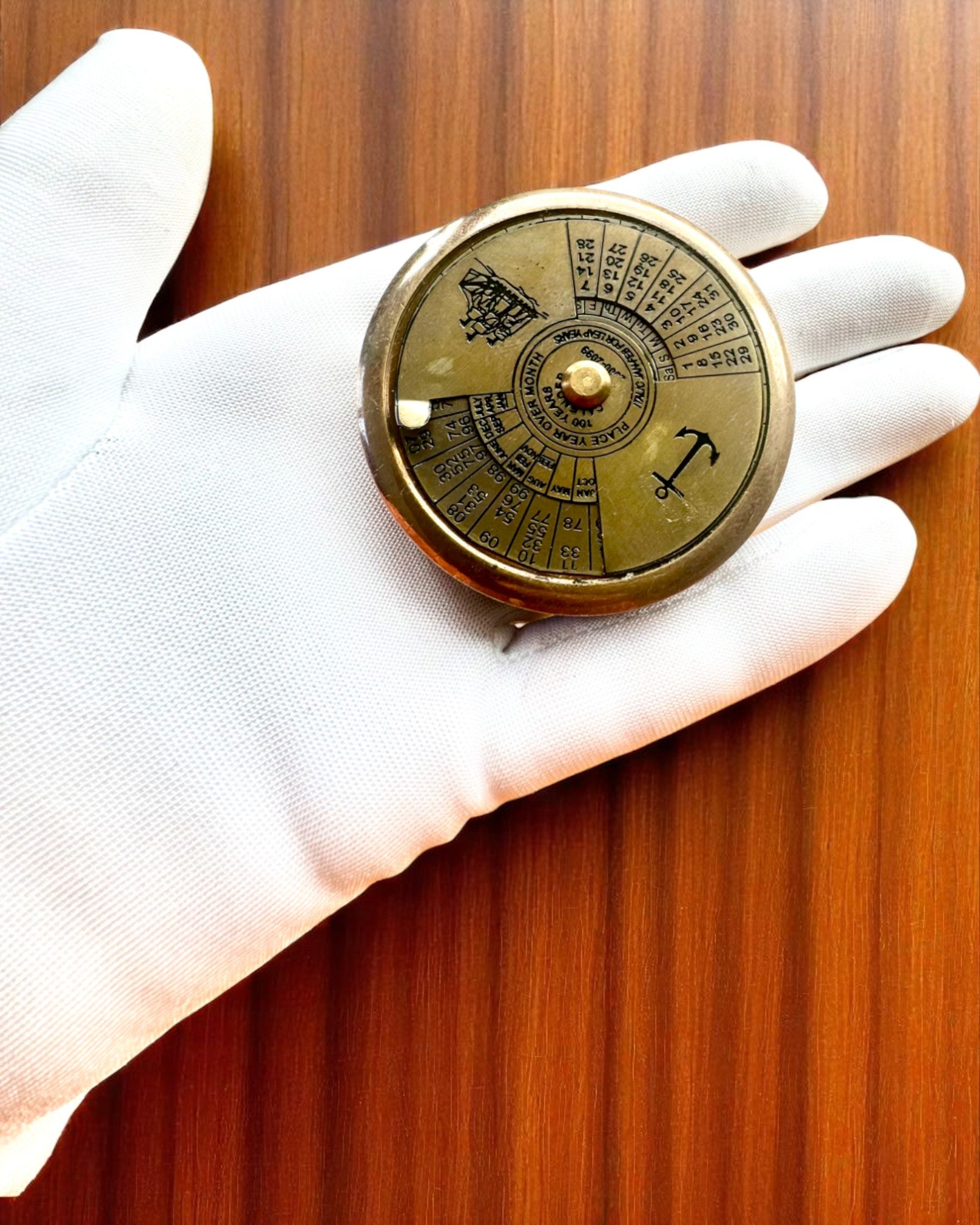 Mini Kapitänskalender "Navigator" – mässingsdekoration med sjöfartens själ, gravyralternativ för present, 5 cm i diameter