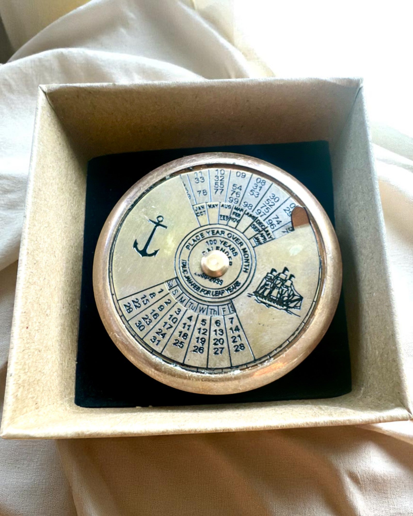 Mini Kapitänskalender "Navigator" – mässingsdekoration med sjöfartens själ, gravyralternativ för present, 5 cm i diameter