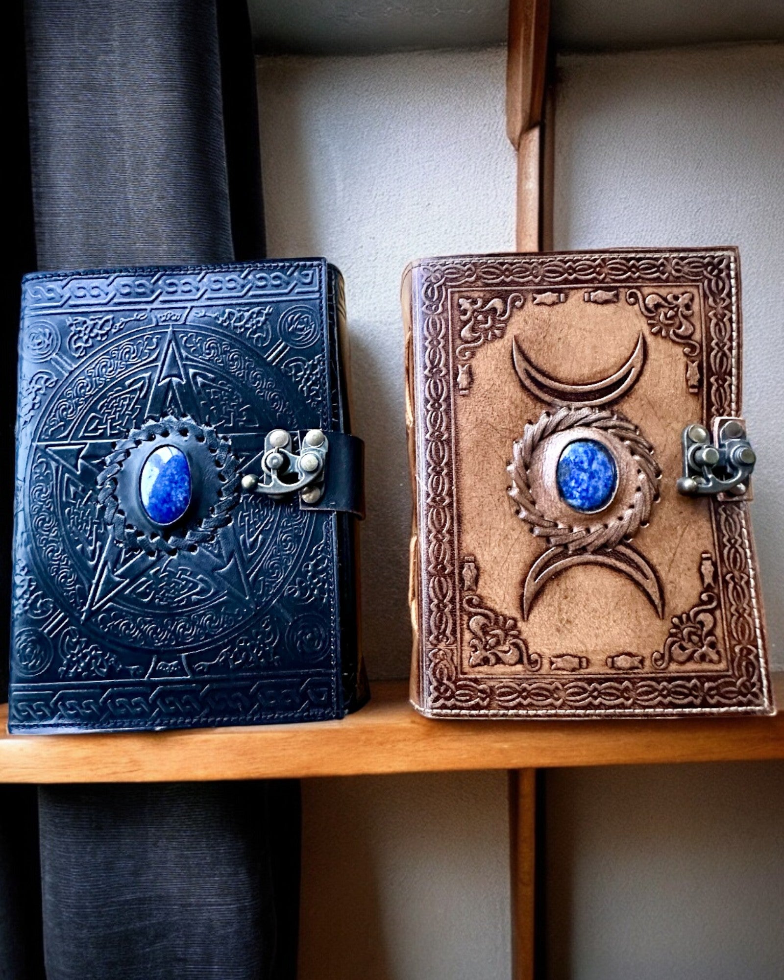 Premium Dagbok, Antik design, Läderanteckningsbok "Magisk Krönika" 200 sidor, 2 alternativ att välja mellan, personalisering med gravyr