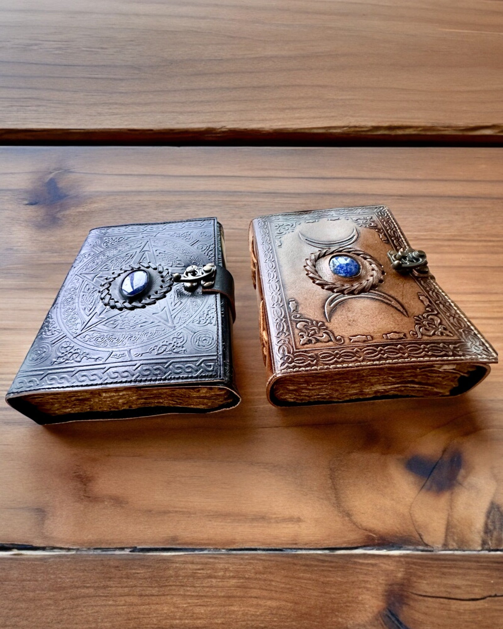 Premium Dagbok, Antik design, Läderanteckningsbok "Magisk Krönika" 200 sidor, 2 alternativ att välja mellan, personalisering med gravyr