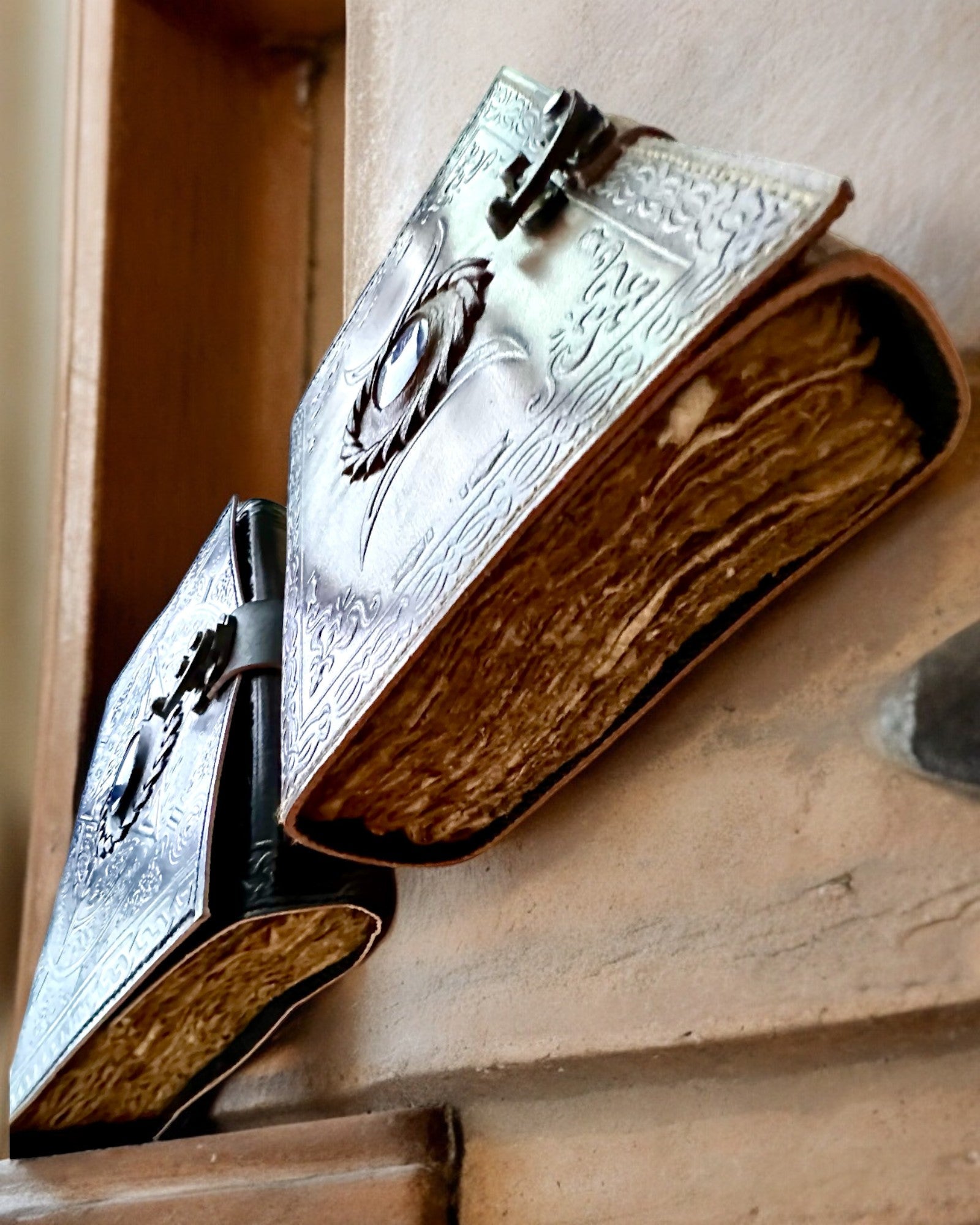 Premium Dagbok, Antik design, Läderanteckningsbok "Magisk Krönika" 200 sidor, 2 alternativ att välja mellan, personalisering med gravyr