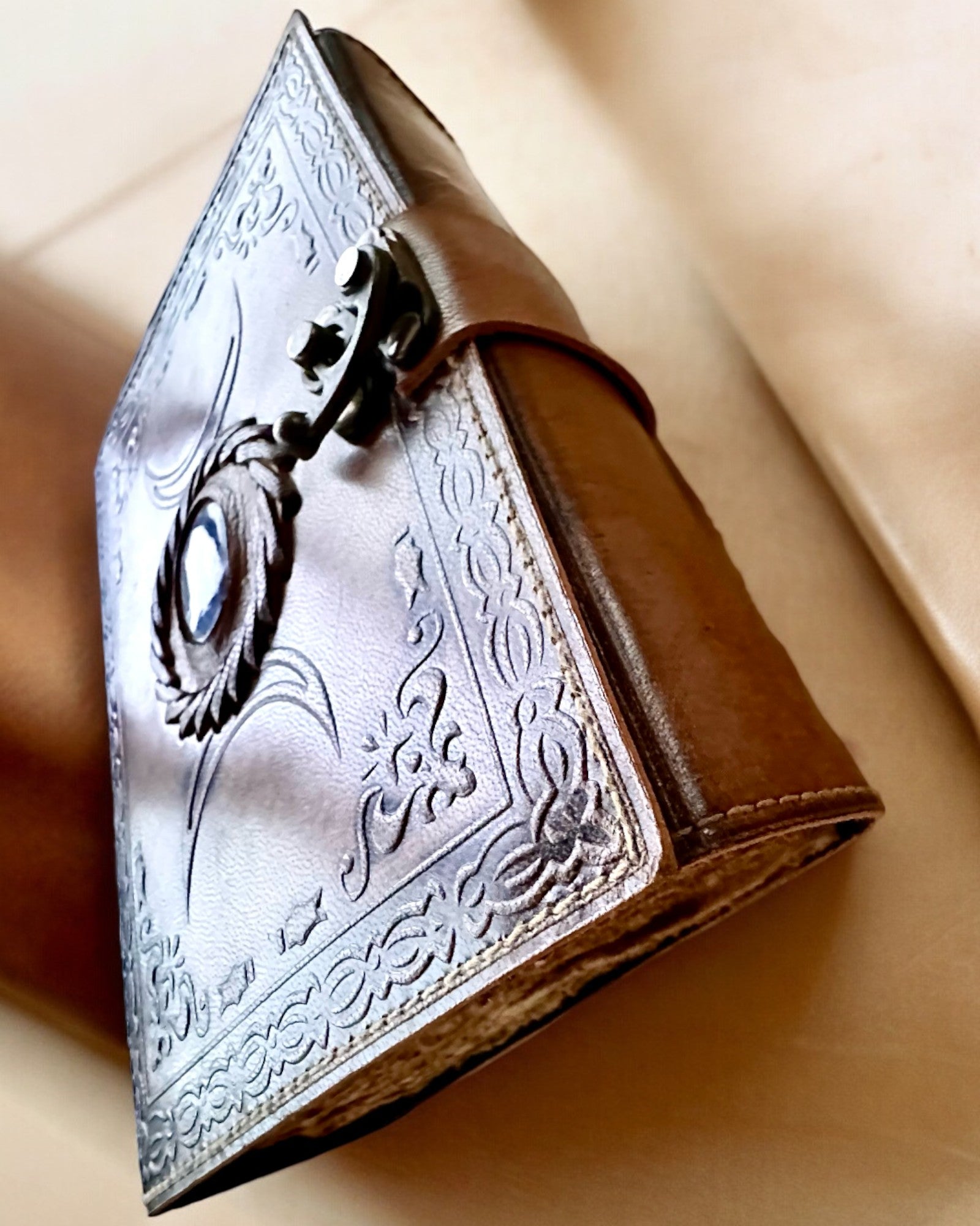 Premium Dagbok, Antik design, Läderanteckningsbok "Magisk Krönika" 200 sidor, 2 alternativ att välja mellan, personalisering med gravyr