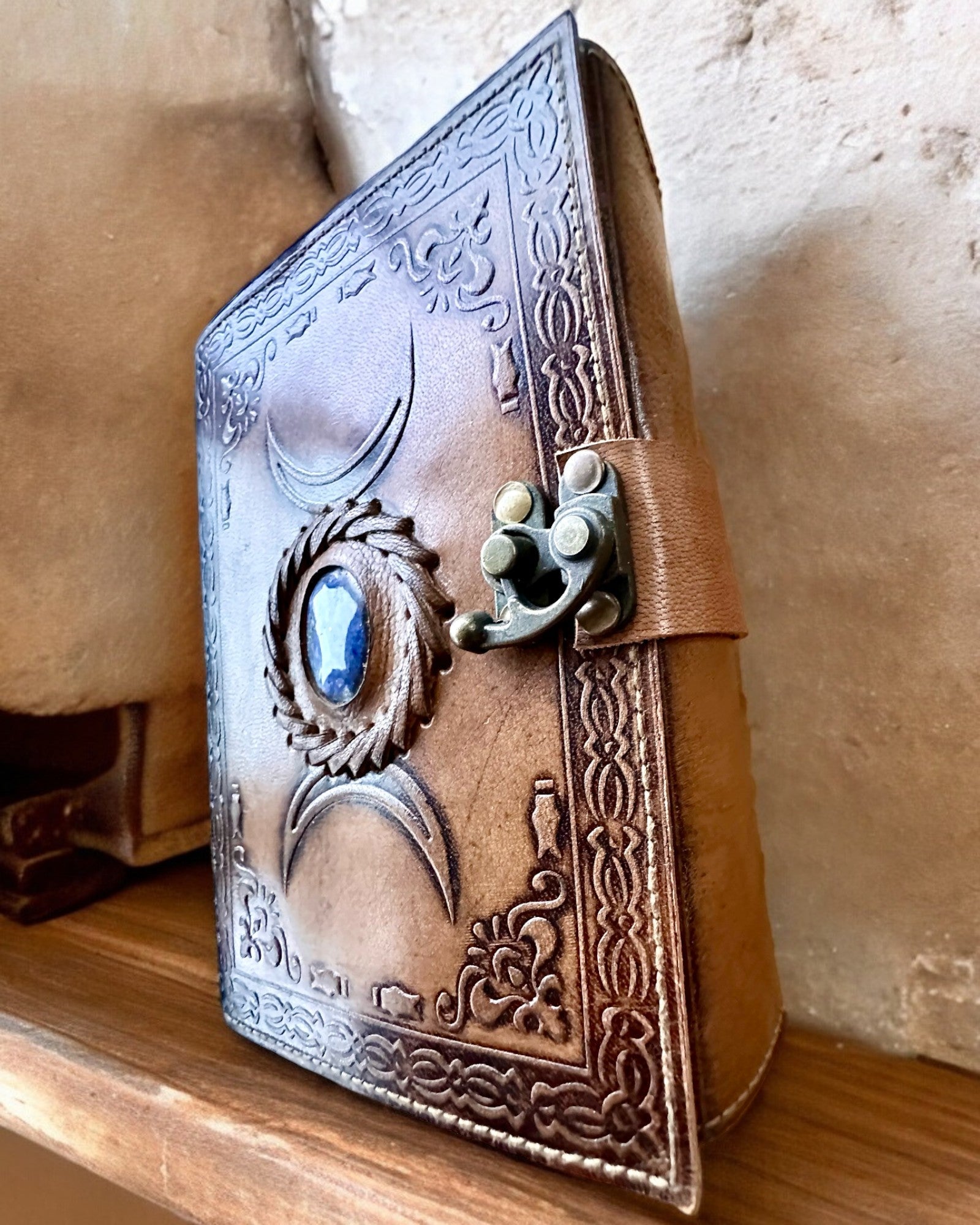 Premium Dagbok, Antik design, Läderanteckningsbok "Magisk Krönika" 200 sidor, 2 alternativ att välja mellan, personalisering med gravyr