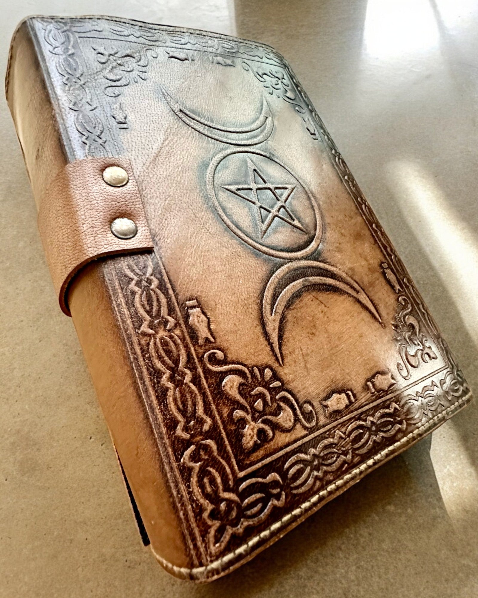 Premium Dagbok, Antik design, Läderanteckningsbok "Magisk Krönika" 200 sidor, 2 alternativ att välja mellan, personalisering med gravyr