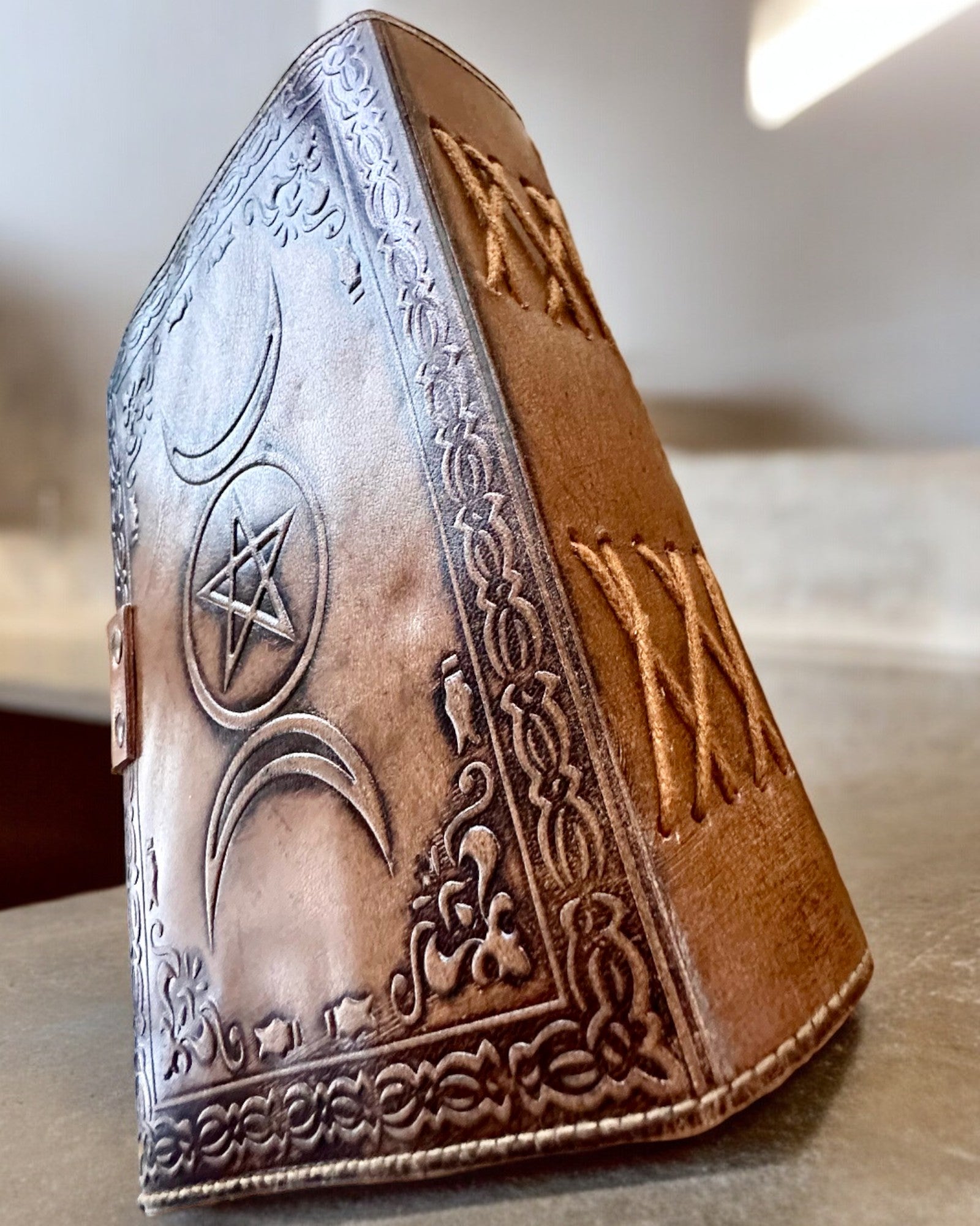 Premium Dagbok, Antik design, Läderanteckningsbok "Magisk Krönika" 200 sidor, 2 alternativ att välja mellan, personalisering med gravyr