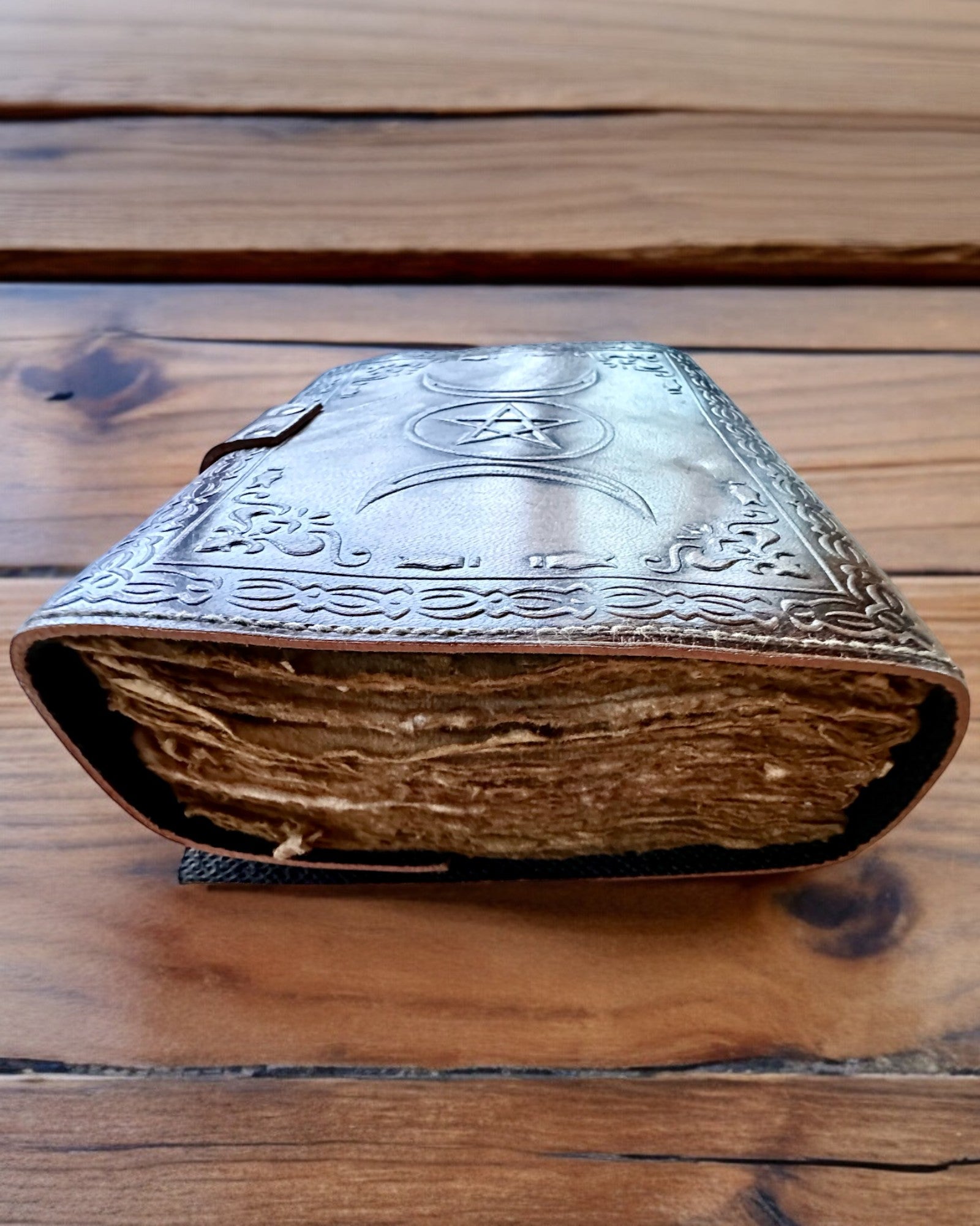 Premium Dagbok, Antik design, Läderanteckningsbok "Magisk Krönika" 200 sidor, 2 alternativ att välja mellan, personalisering med gravyr