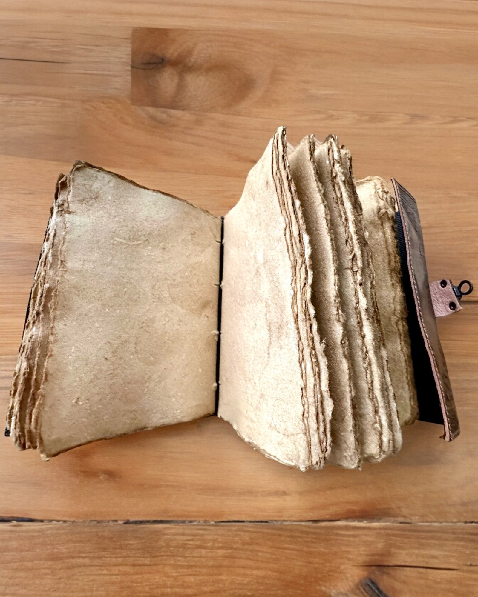 Premium Dagbok, Antik design, Läderanteckningsbok "Magisk Krönika" 200 sidor, 2 alternativ att välja mellan, personalisering med gravyr