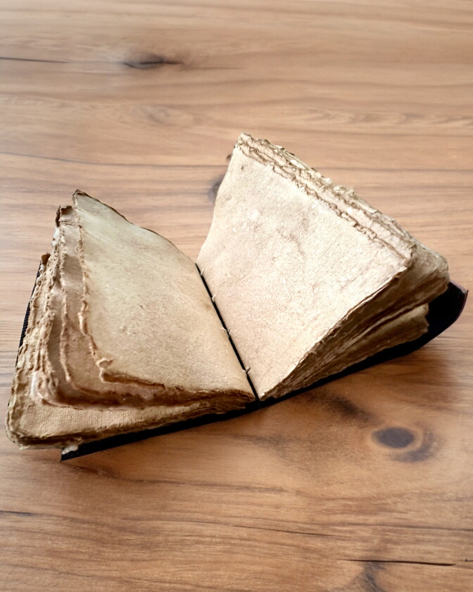 Premium Dagbok, Antik design, Läderanteckningsbok "Magisk Krönika" 200 sidor, 2 alternativ att välja mellan, personalisering med gravyr