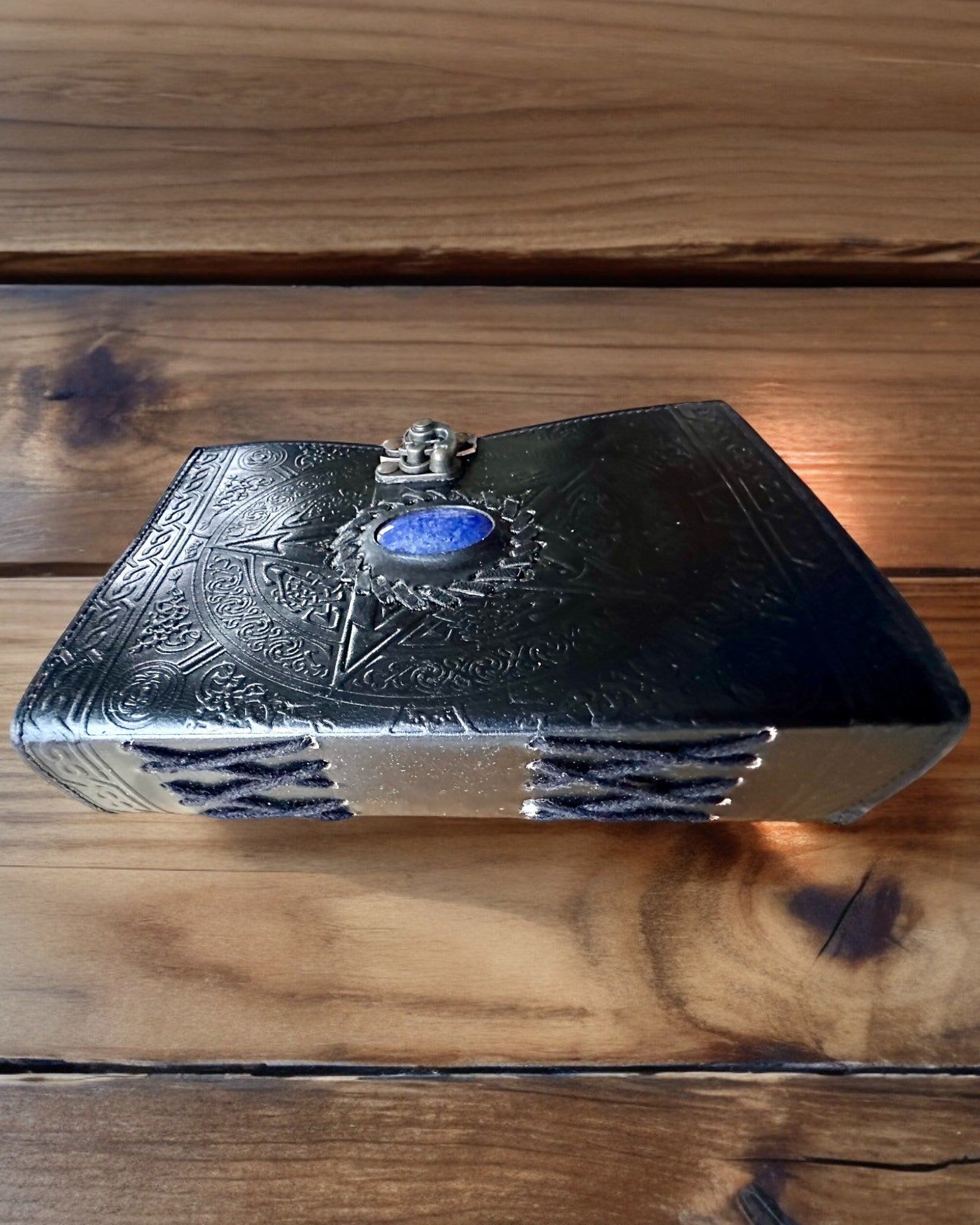 Premium Dagbok, Antik design, Läderanteckningsbok "Magisk Krönika" 200 sidor, 2 alternativ att välja mellan, personalisering med gravyr