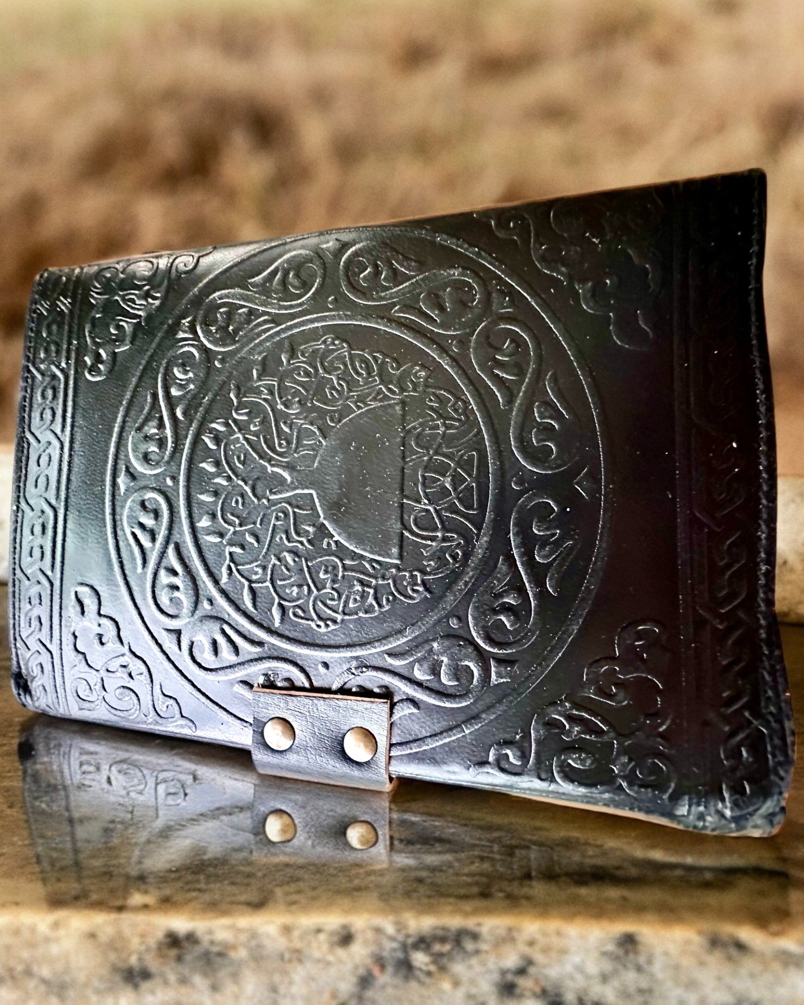 Premium Dagbok, Antik design, Läderanteckningsbok "Magisk Krönika" 200 sidor, 2 alternativ att välja mellan, personalisering med gravyr