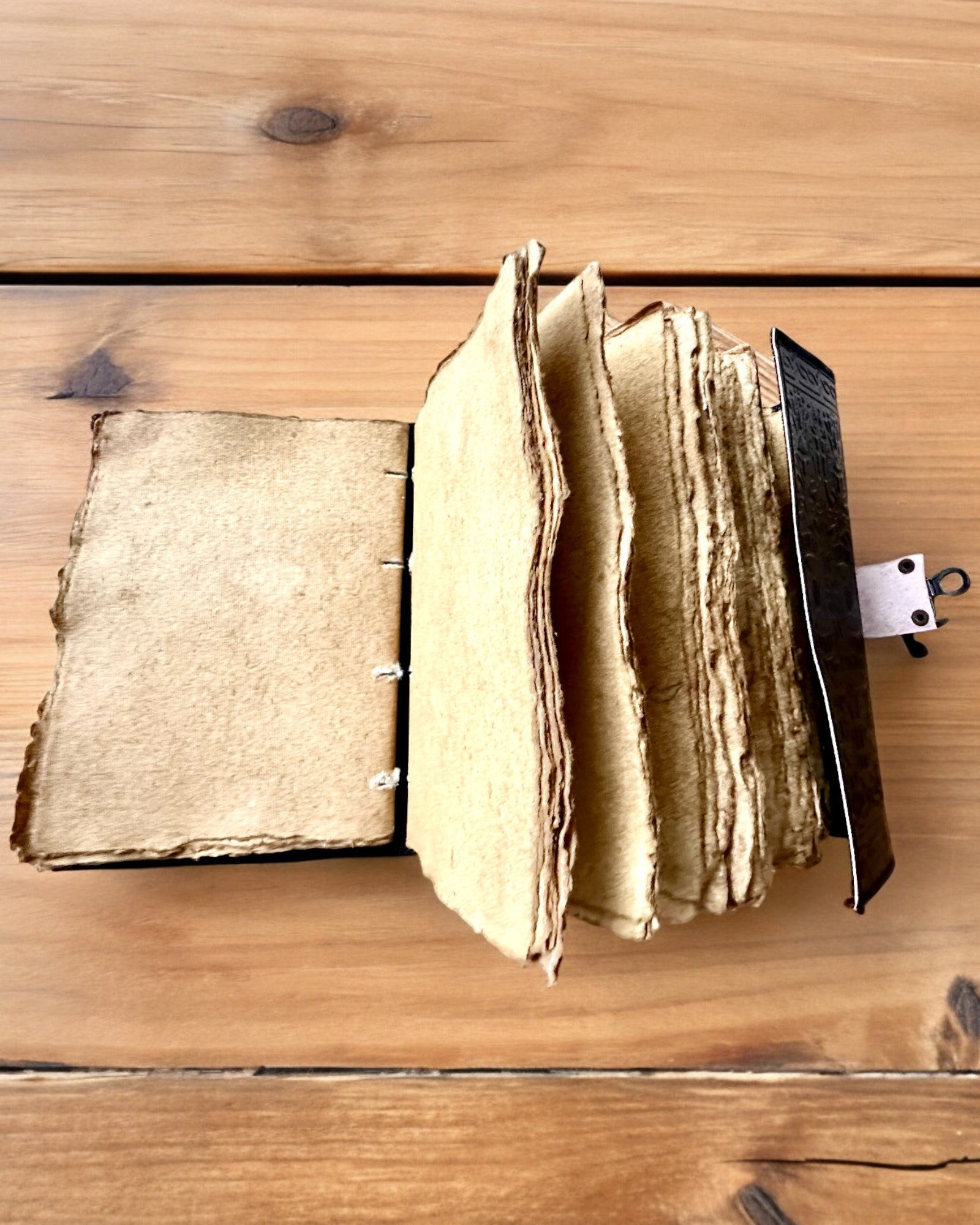 Premium Dagbok, Antik design, Läderanteckningsbok "Magisk Krönika" 200 sidor, 2 alternativ att välja mellan, personalisering med gravyr