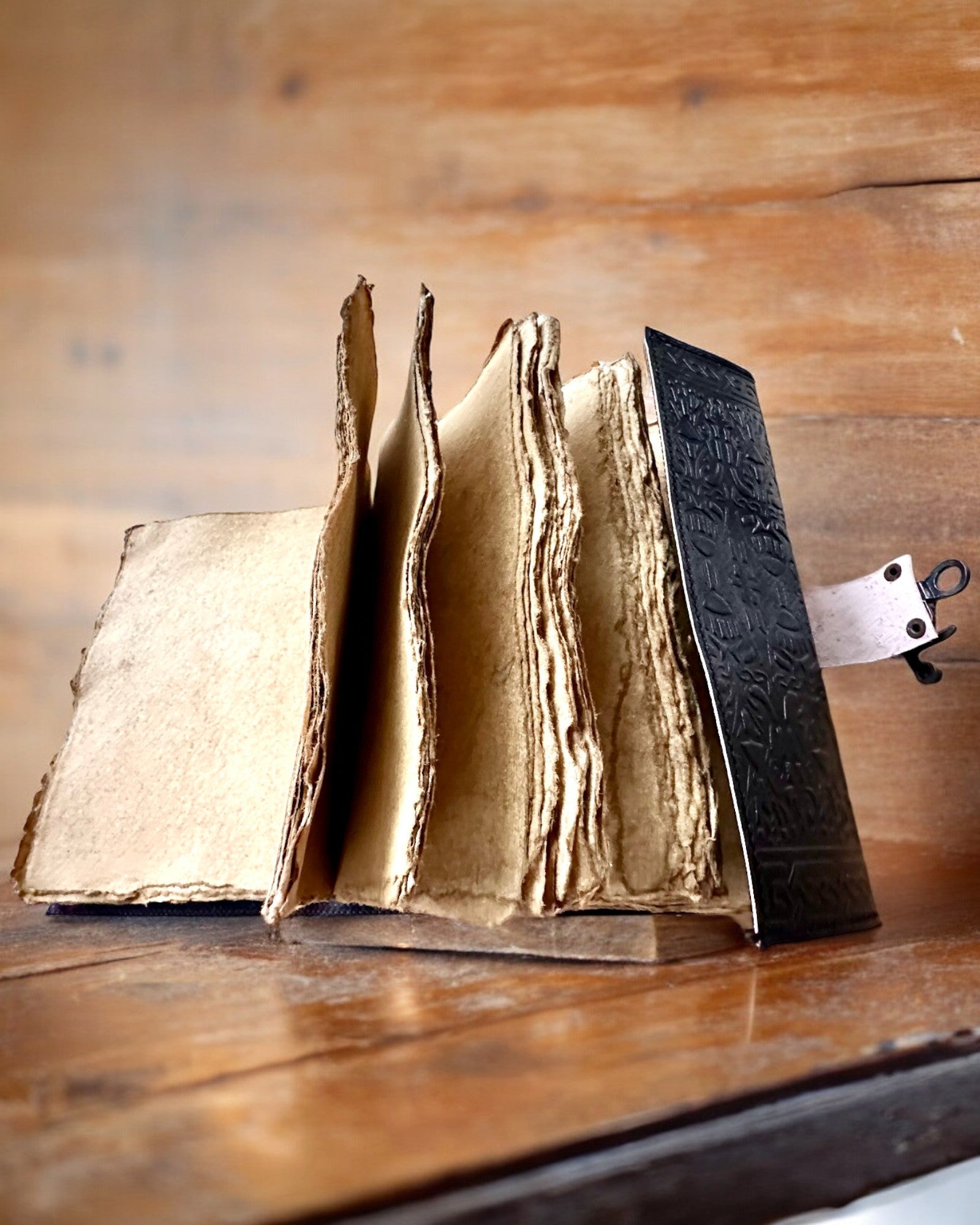 Premium Dagbok, Antik design, Läderanteckningsbok "Magisk Krönika" 200 sidor, 2 alternativ att välja mellan, personalisering med gravyr