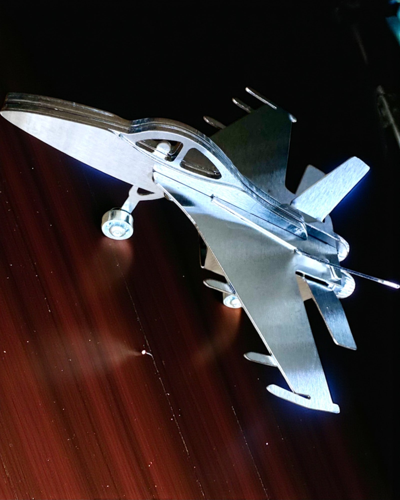 Metallmodell av Jaktflygplan "SkyRaptor" – rostfritt stål, personlig gravyr som present