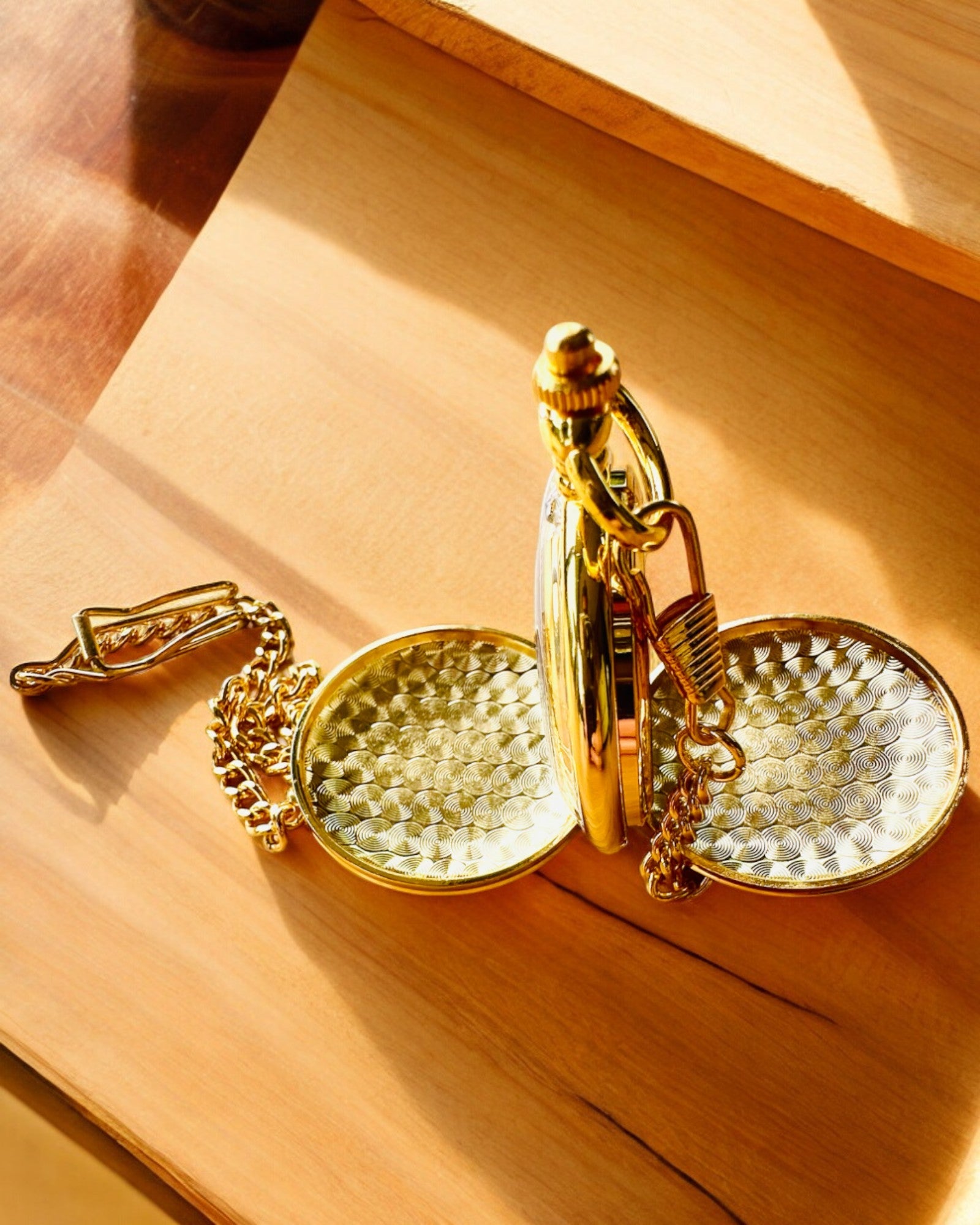 Grand Elegance Fickur med Dubbel Lock, Manuell, Guld Färg, med gravyr som present