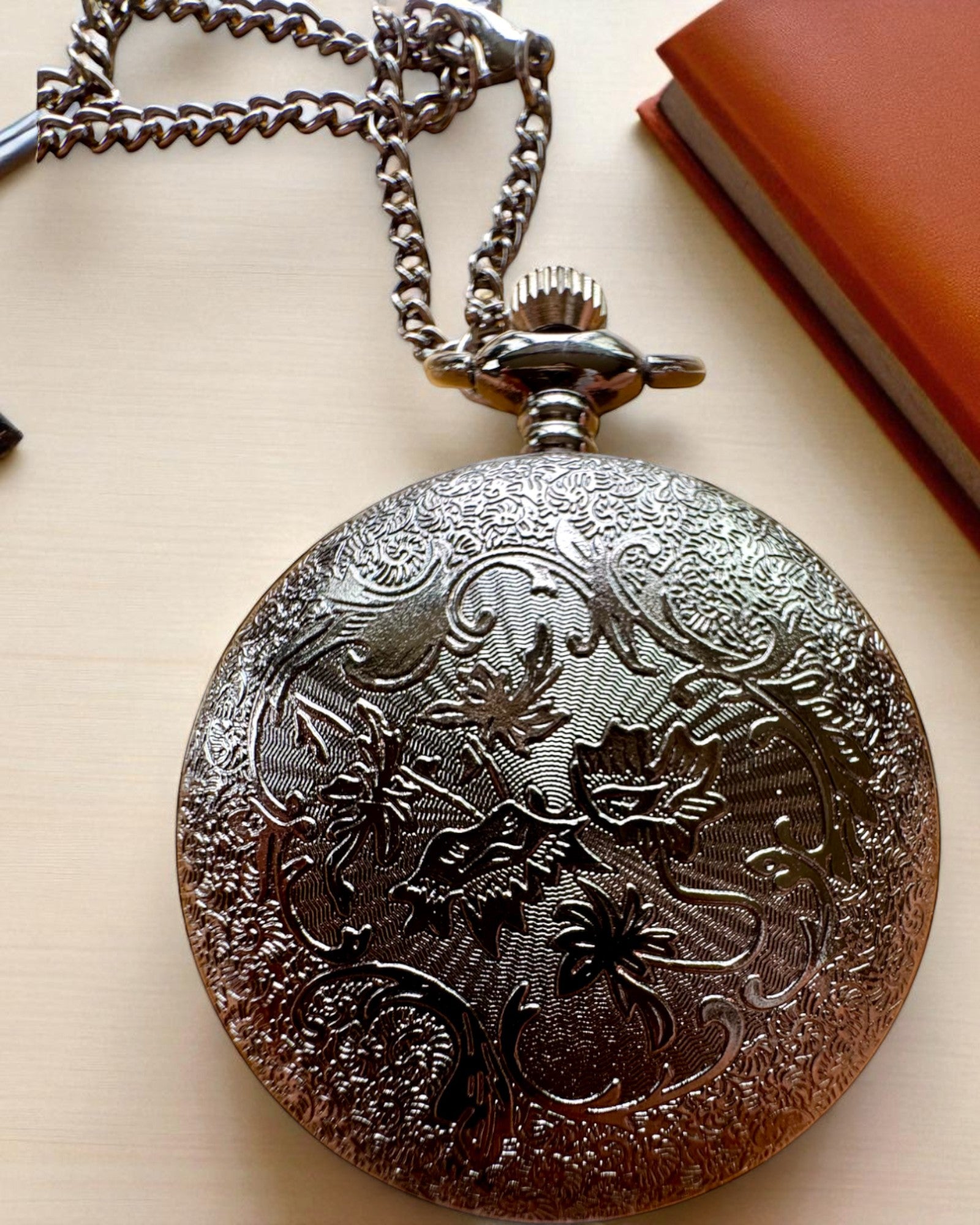 Svart Fickur "Midnight Elegance", personalisering som present med gravyr