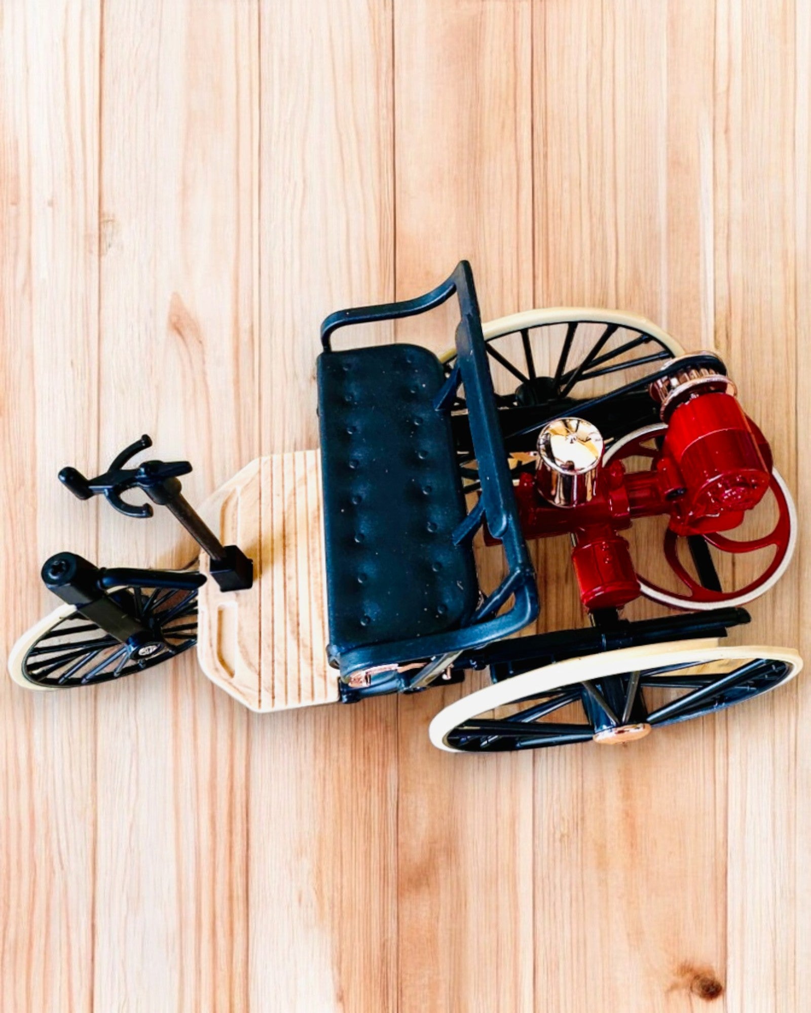 Retro Trehjulig Benz Patent-Motorwagen - Samlarmodell, personalisering med gravyr som present