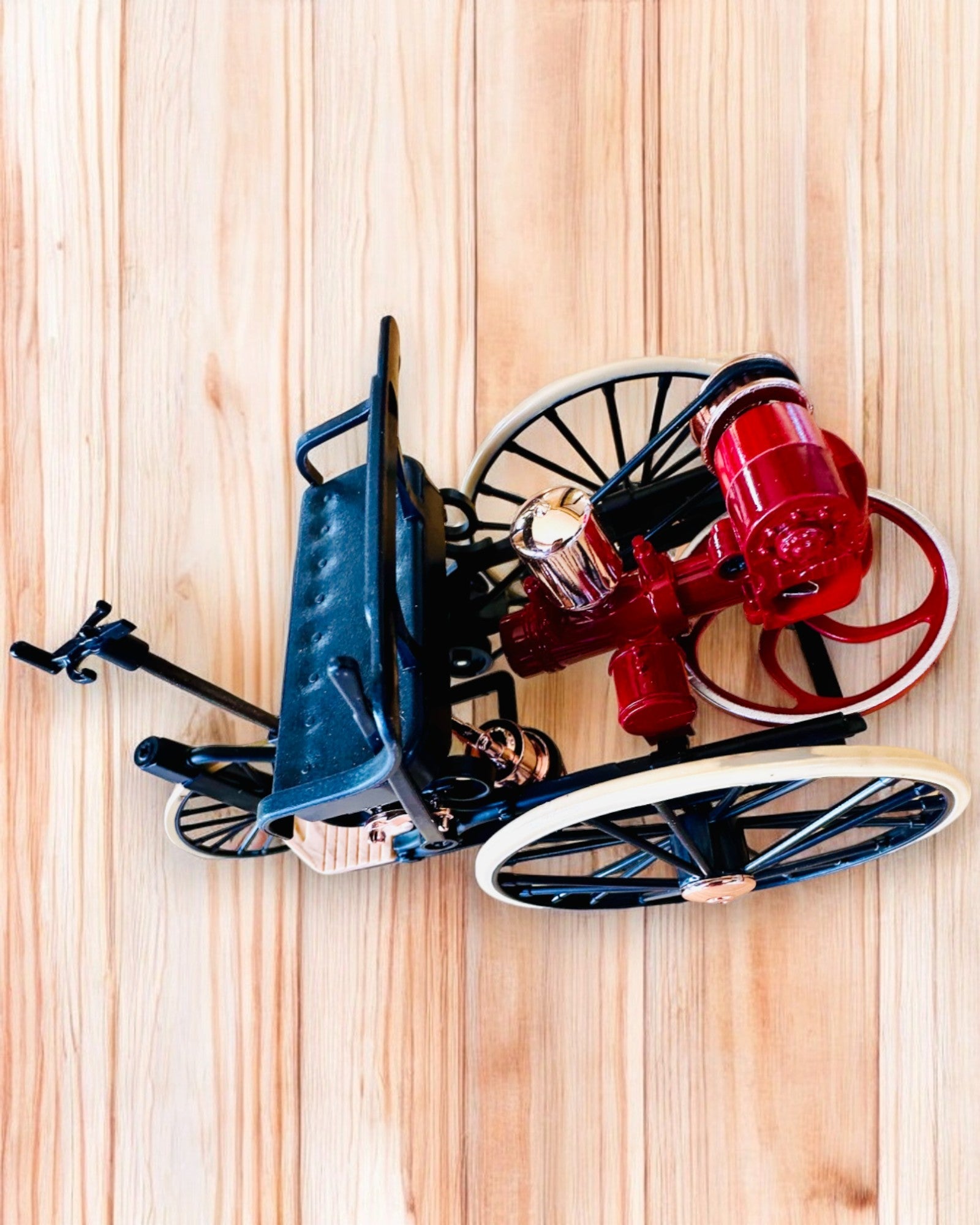 Retro Trehjulig Benz Patent-Motorwagen - Samlarmodell, personalisering med gravyr som present