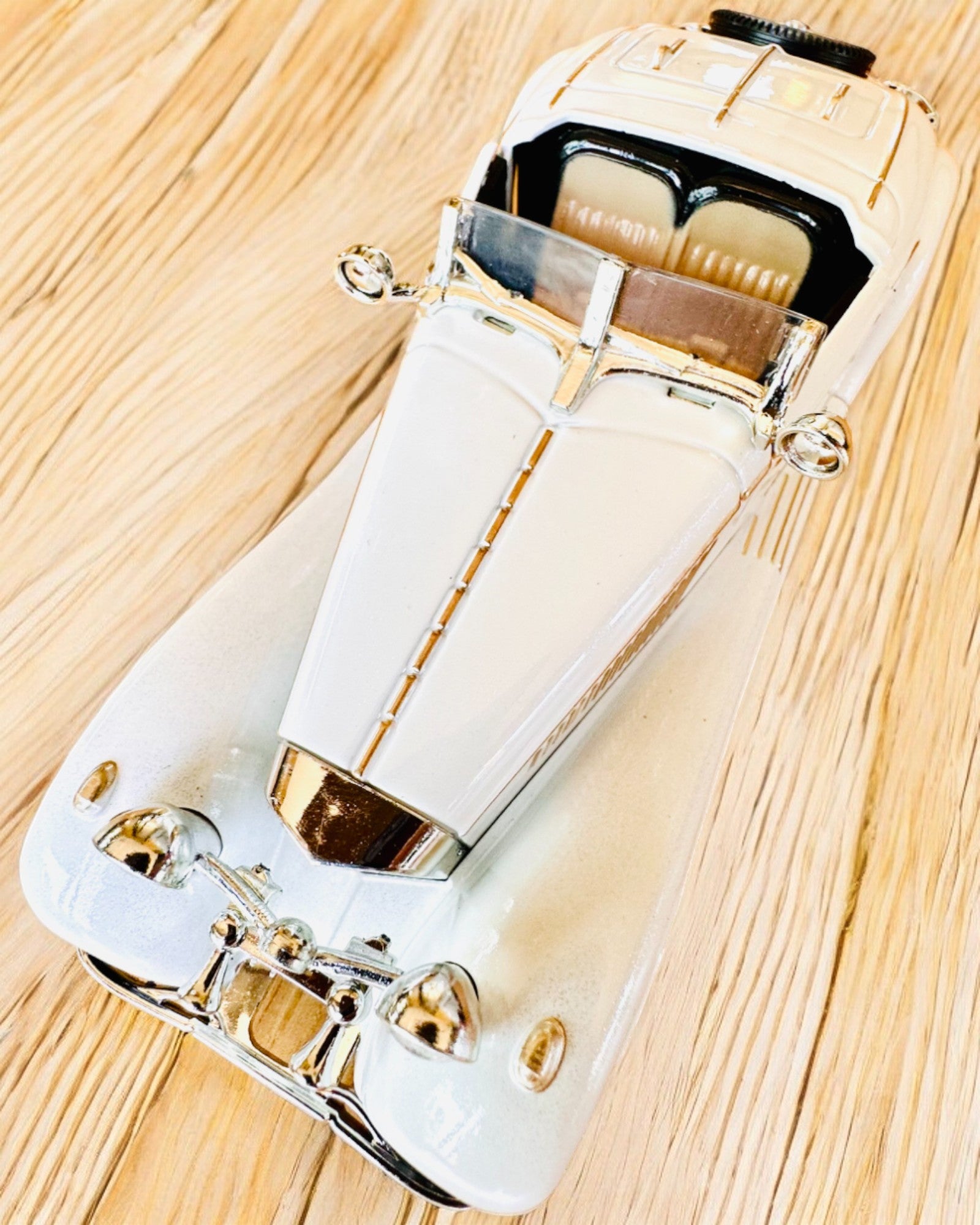 Miniatyrmodell av klassiska retrobilar - möjlighet till personlig anpassning som present med gravyr, 3 varianter att välja mellan