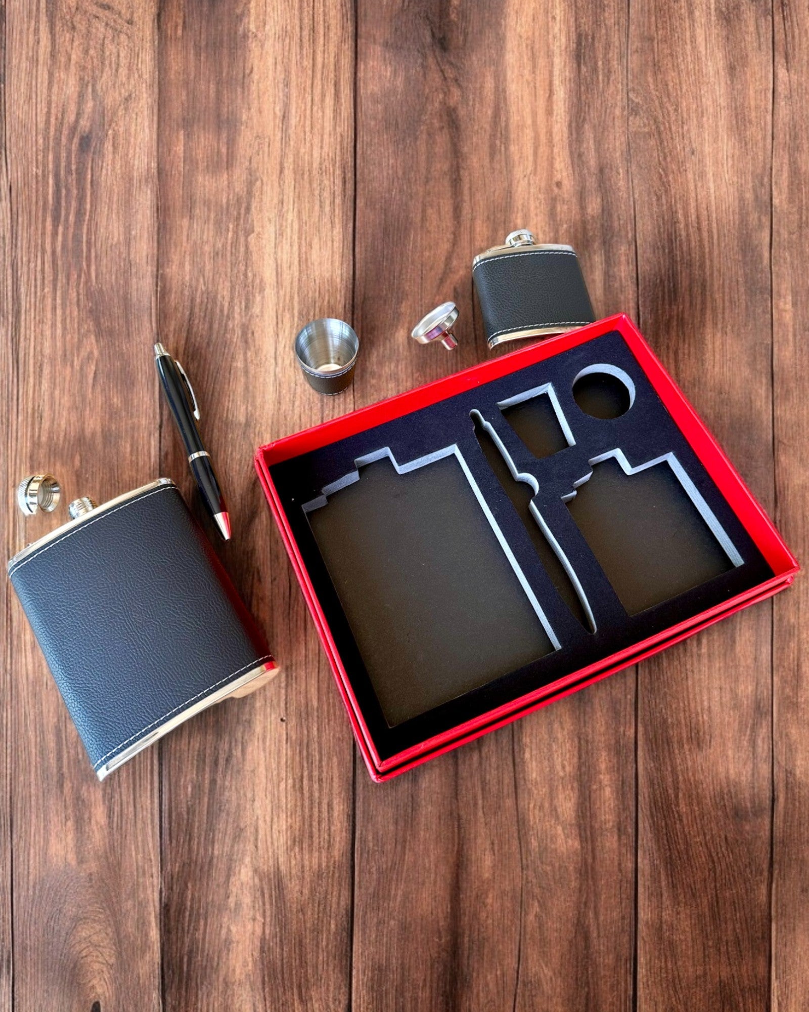 Set med fickpluntor "Stilig Gentleman" - möjlighet till personlig gravyr som present