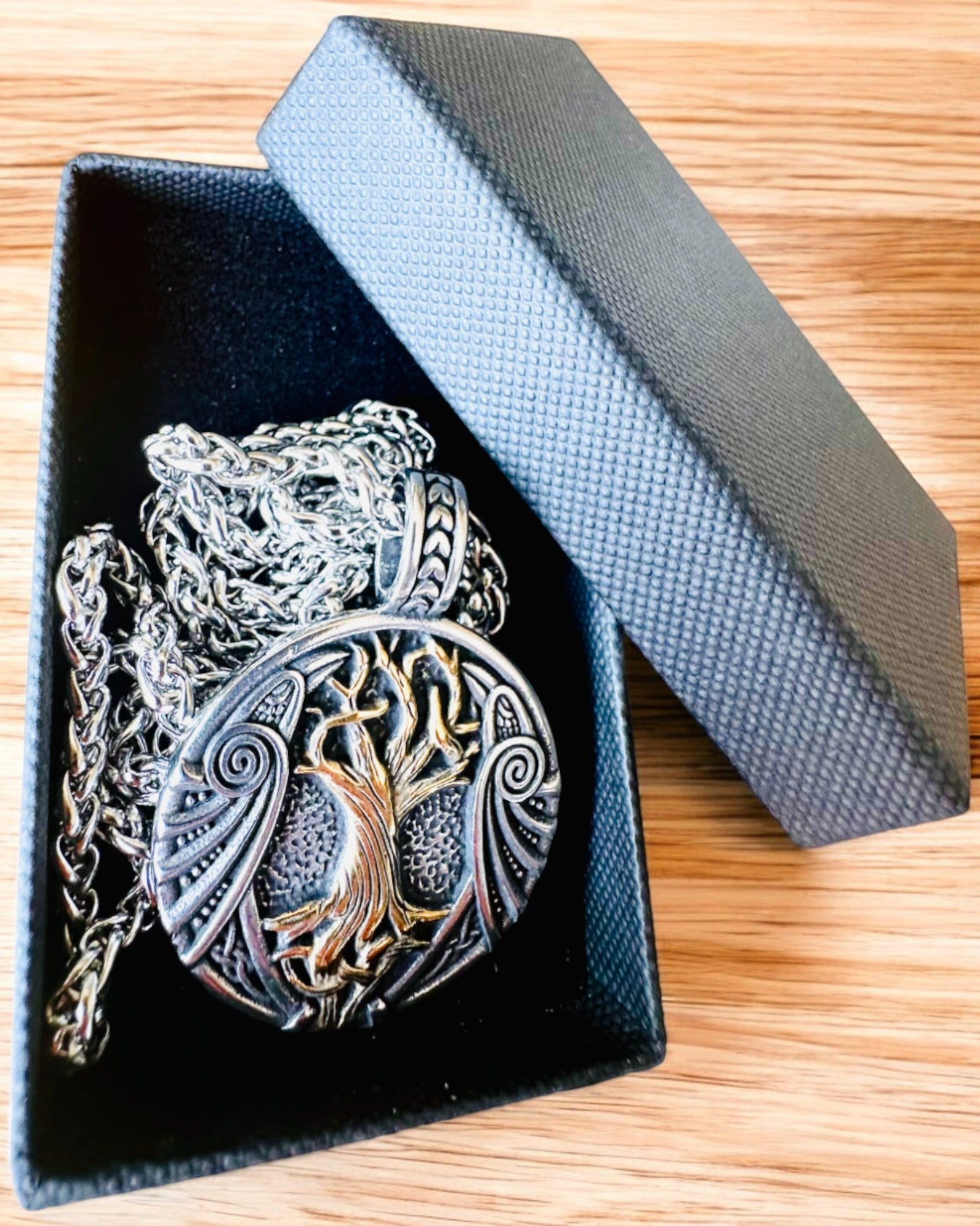 Halsband "Livets Träd" i rostfritt stål med personalisering, med symbolen Aegishjalmur, (Skräckhjälm)