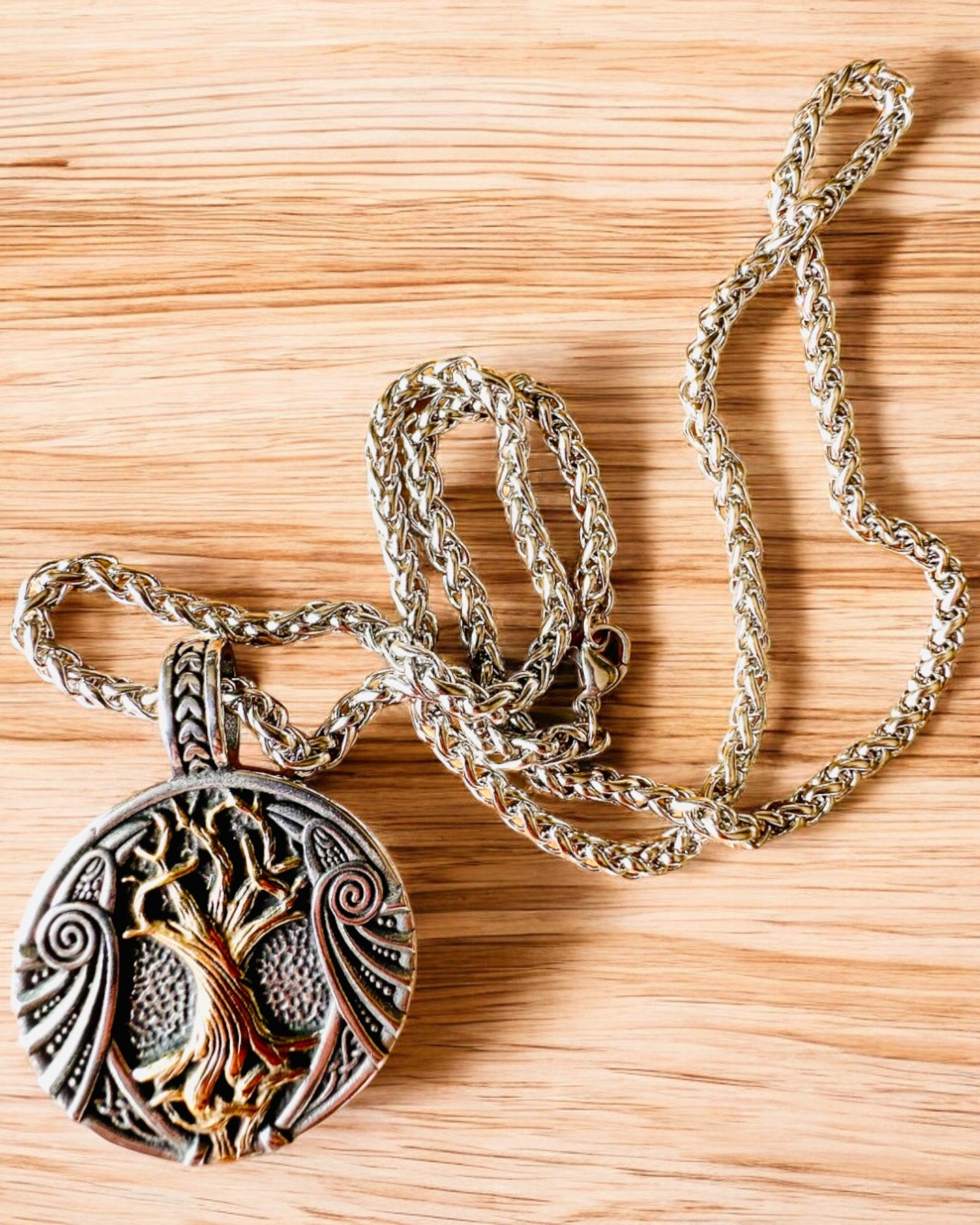 Halsband "Livets Träd" i rostfritt stål med personalisering, med symbolen Aegishjalmur, (Skräckhjälm)