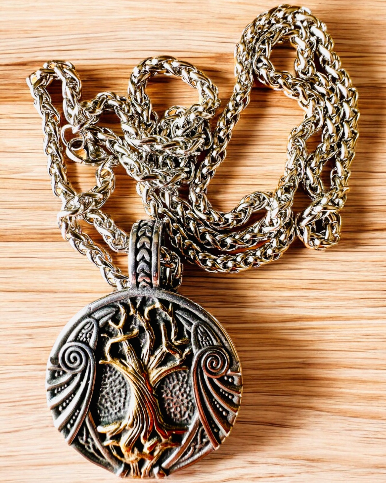 Halsband "Livets Träd" i rostfritt stål med personalisering, med symbolen Aegishjalmur, (Skräckhjälm)