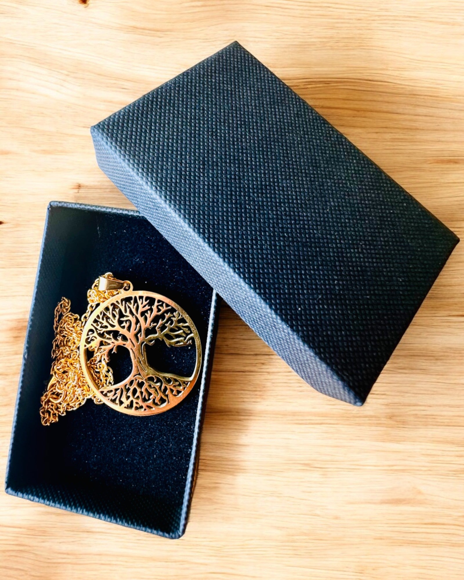 Halsband "Livets Träd" i Rostfritt Stål - personalisering med gravyr, 2 färgvarianter