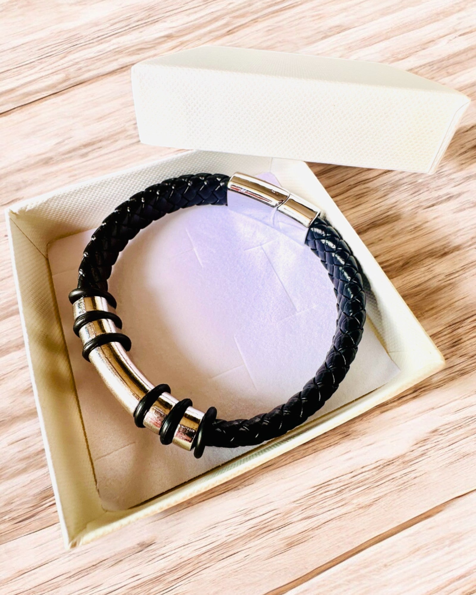 Modigt Hip Hop Armband för Män med Anpassad Gravyr och Magnetiskt Lås – Välj Stil med Silver- eller Gulddetaljer, 22cm PU-läder