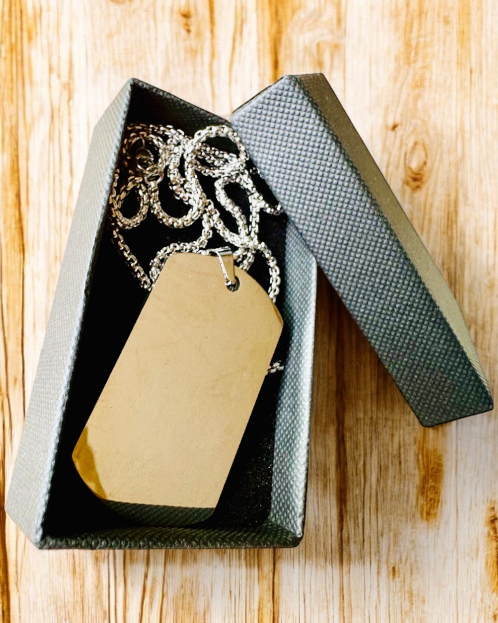 Halsband med Dog Tag "Tre Nyansers Stil" - ID-bricka - Elegant Hängsmycke i Rostfritt Stål med Graveringsalternativ