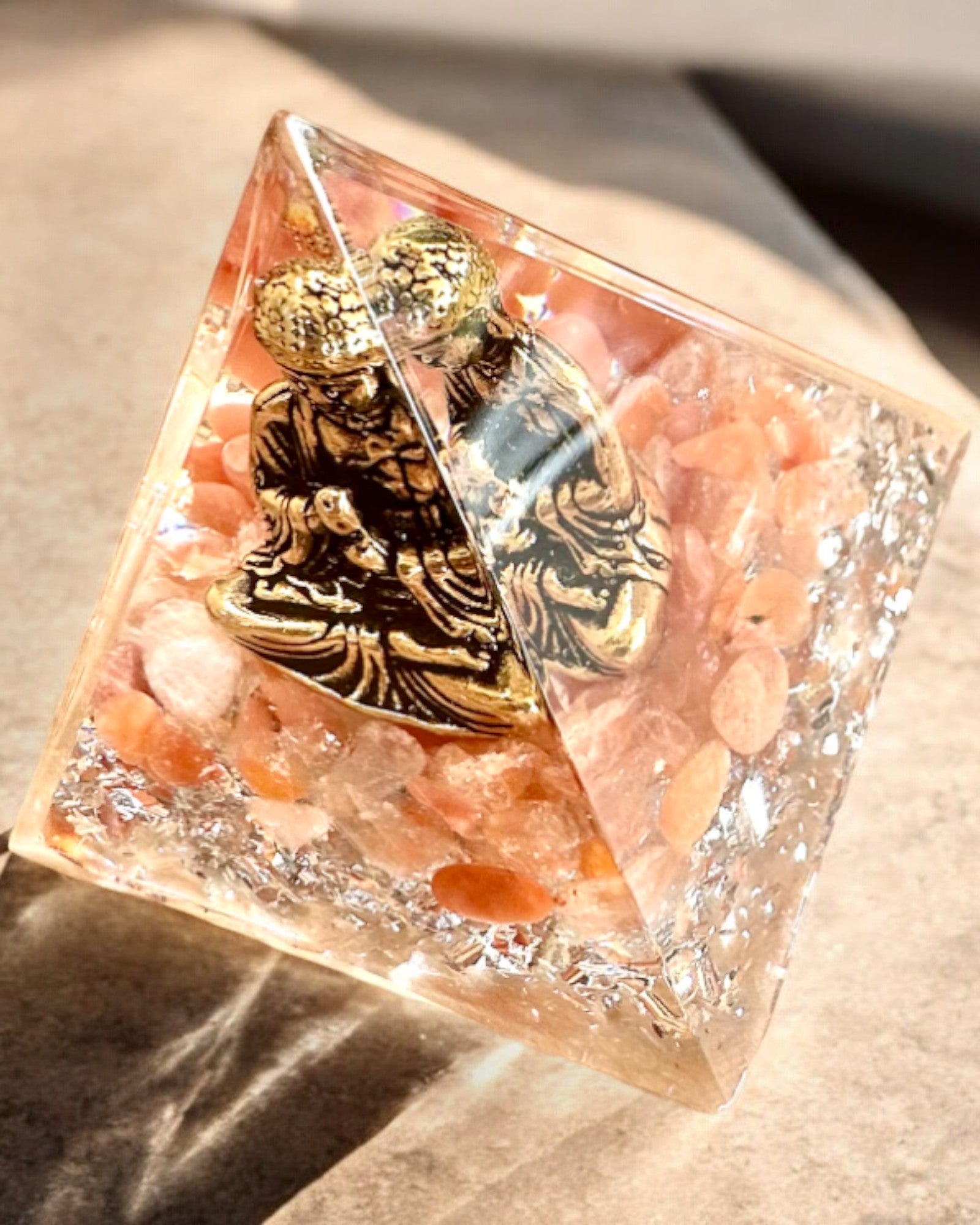 Piramidka Energetyczna "Medytacja Spokoju" med ädelstenar