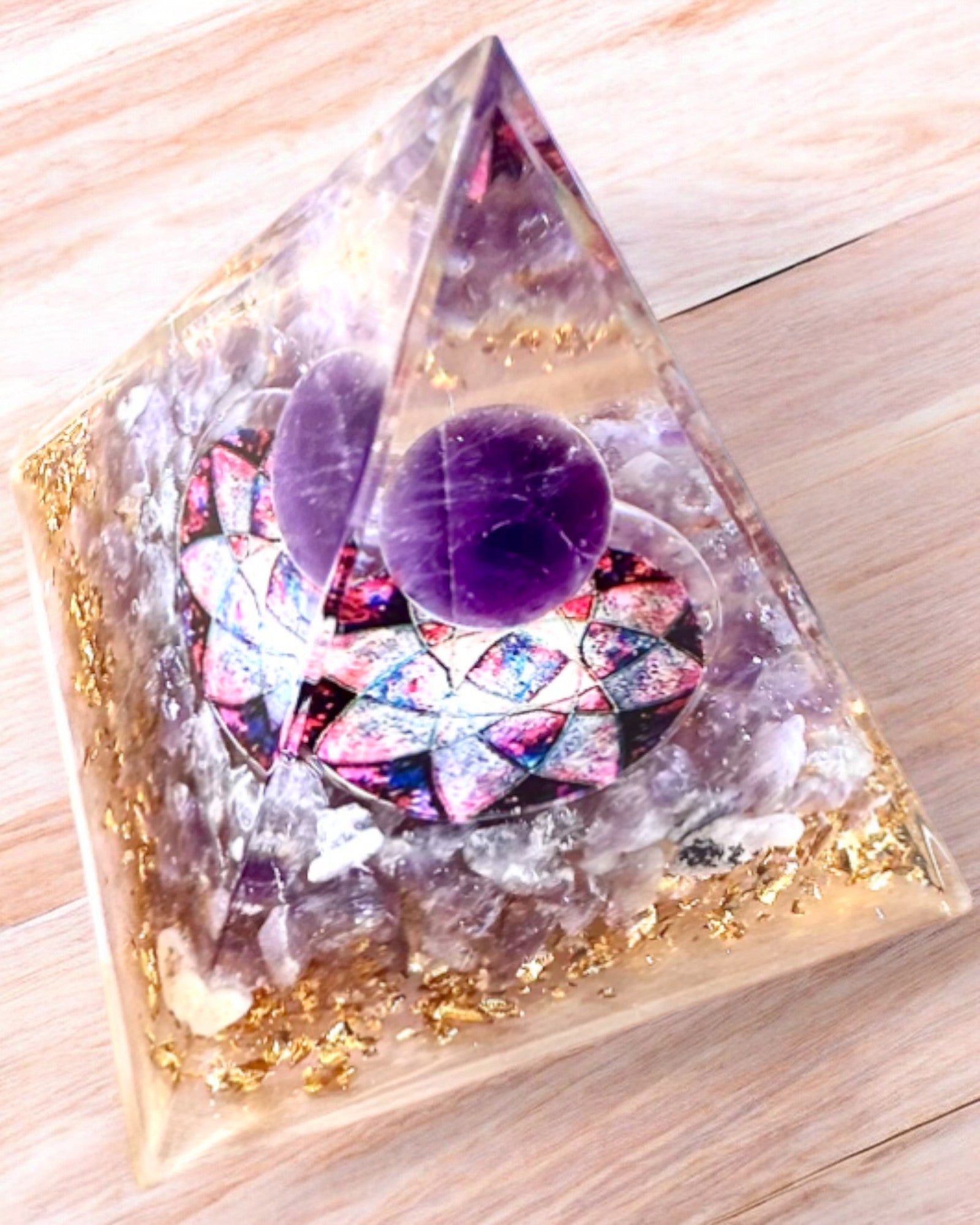 Orgonitisk energipyramid "Amethyst Star" med ametistkristaller