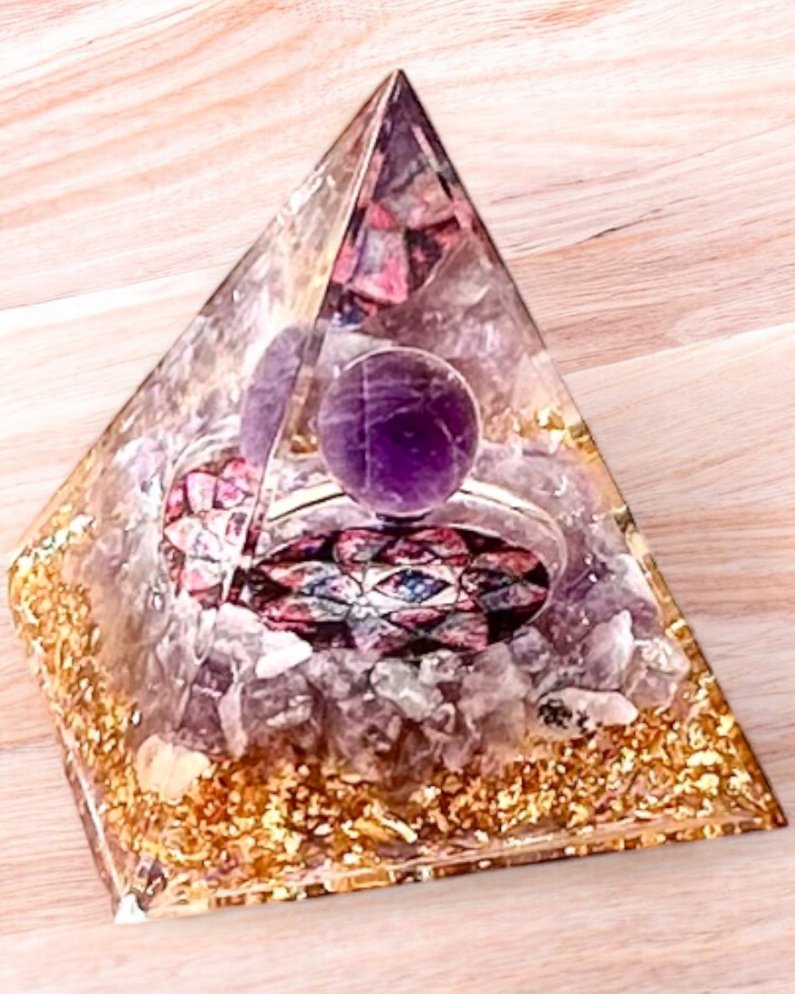 Orgonitisk energipyramid "Amethyst Star" med ametistkristaller
