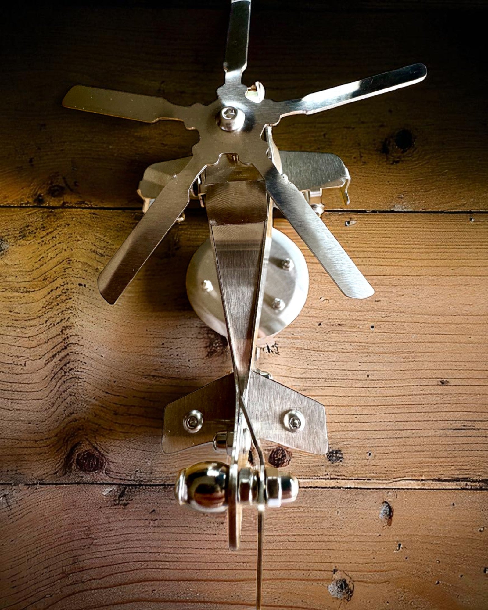 Metallmodell Helikopter "SkyRider" – Justerbart Skrivbordsställ med personlig gravyr som present